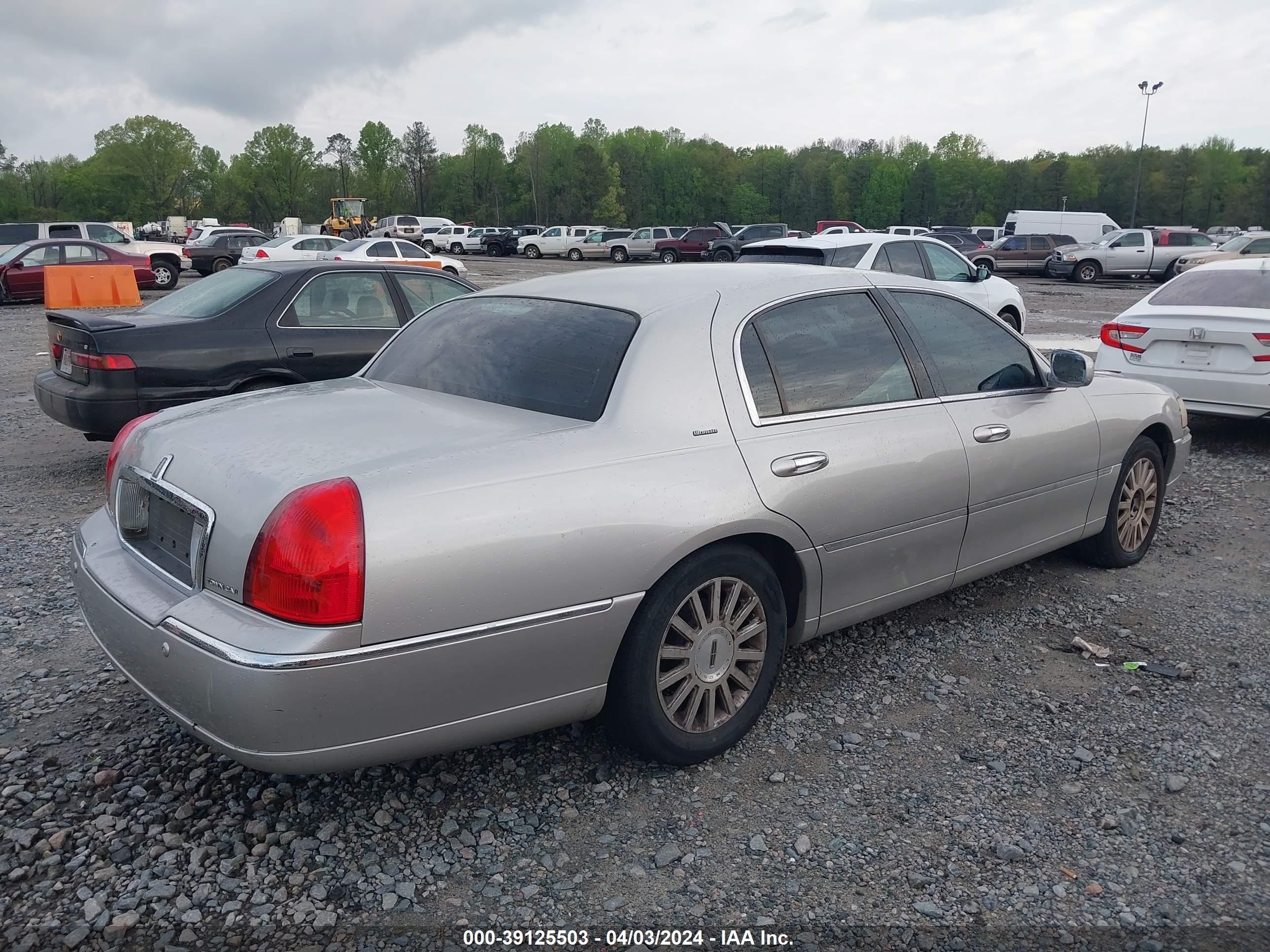 Photo 3 VIN: 1LNHM83W44Y682261 - LINCOLN TOWN CAR 