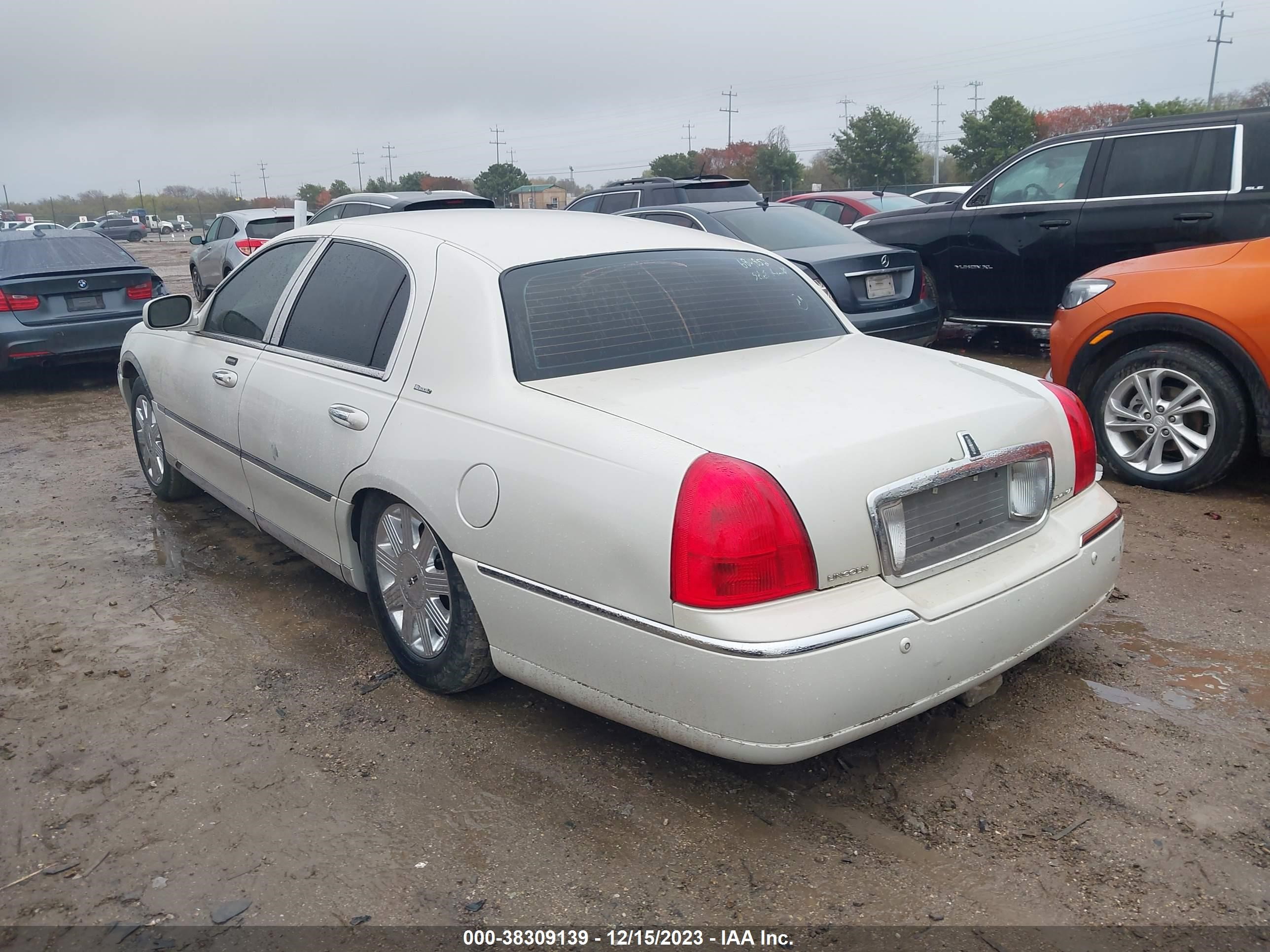 Photo 2 VIN: 1LNHM83W44Y684852 - LINCOLN TOWN CAR 