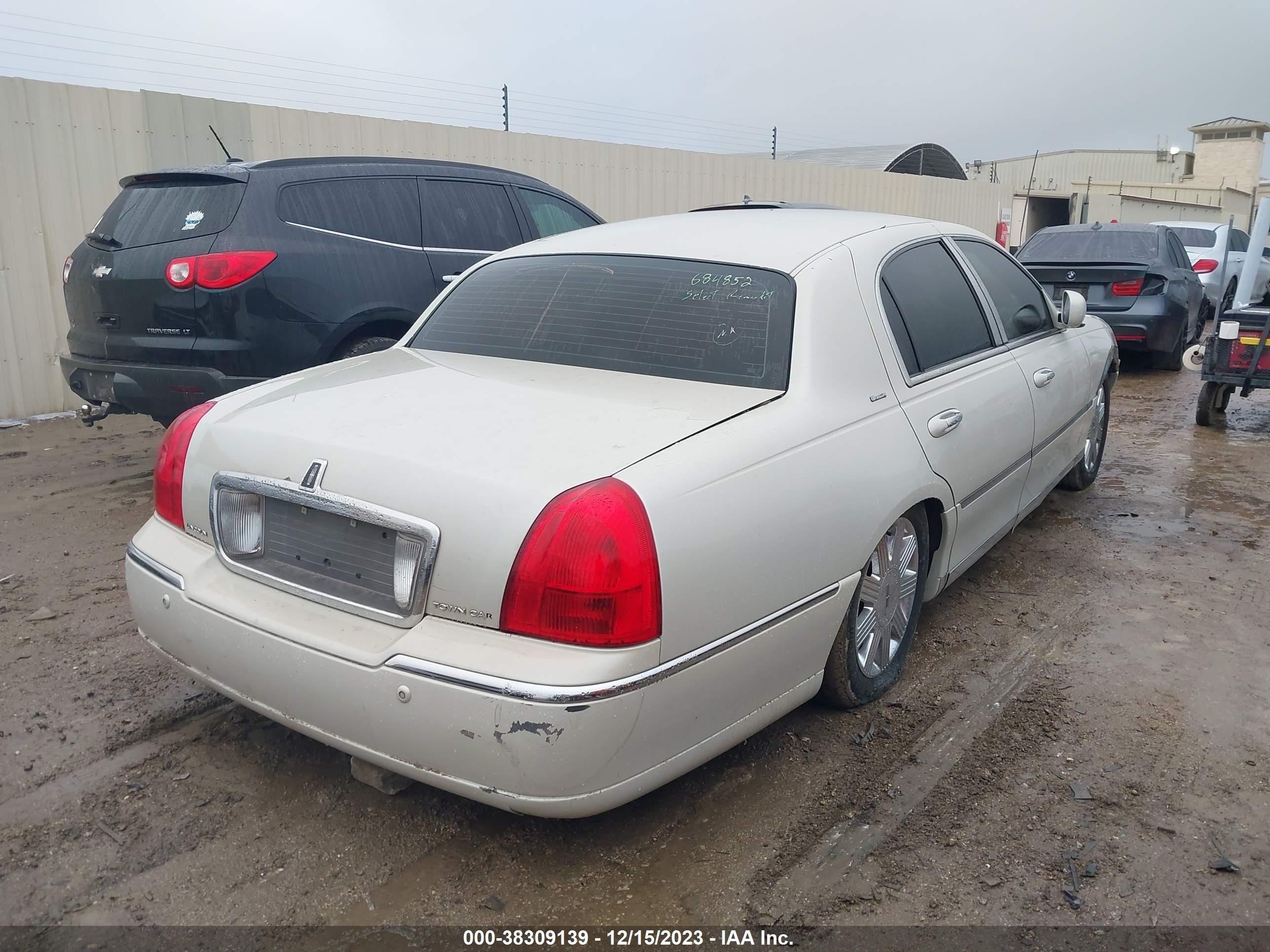 Photo 3 VIN: 1LNHM83W44Y684852 - LINCOLN TOWN CAR 