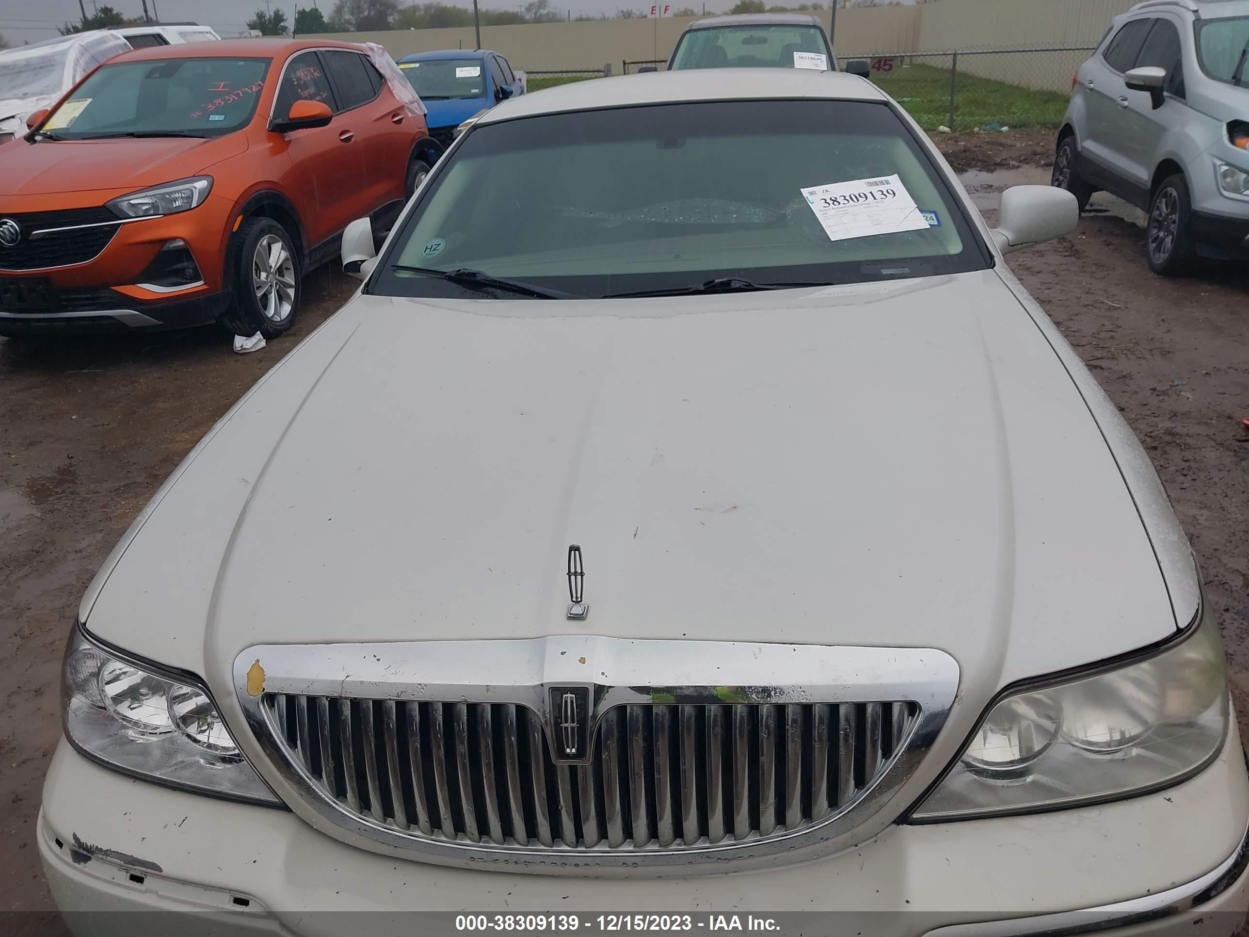 Photo 9 VIN: 1LNHM83W44Y684852 - LINCOLN TOWN CAR 