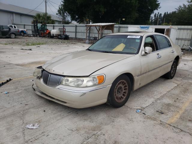 Photo 1 VIN: 1LNHM83W4YY891828 - LINCOLN TOWN CAR C 