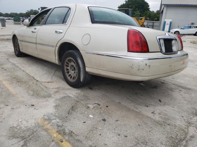 Photo 2 VIN: 1LNHM83W4YY891828 - LINCOLN TOWN CAR C 