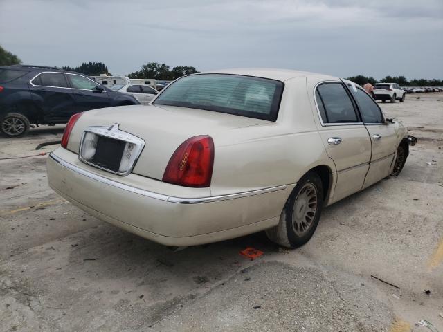 Photo 3 VIN: 1LNHM83W4YY891828 - LINCOLN TOWN CAR C 