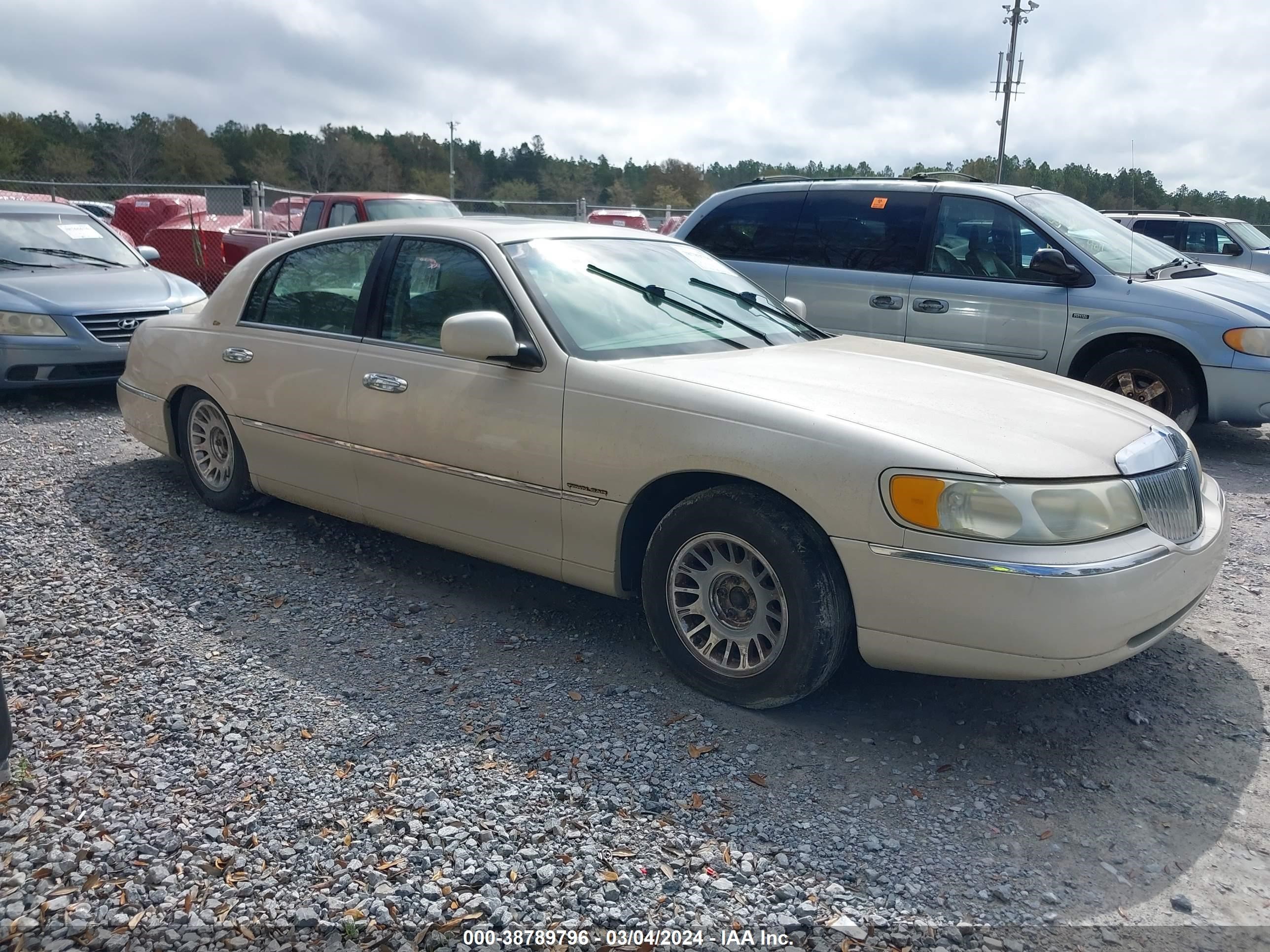 Photo 0 VIN: 1LNHM83W51Y719636 - LINCOLN TOWN CAR 