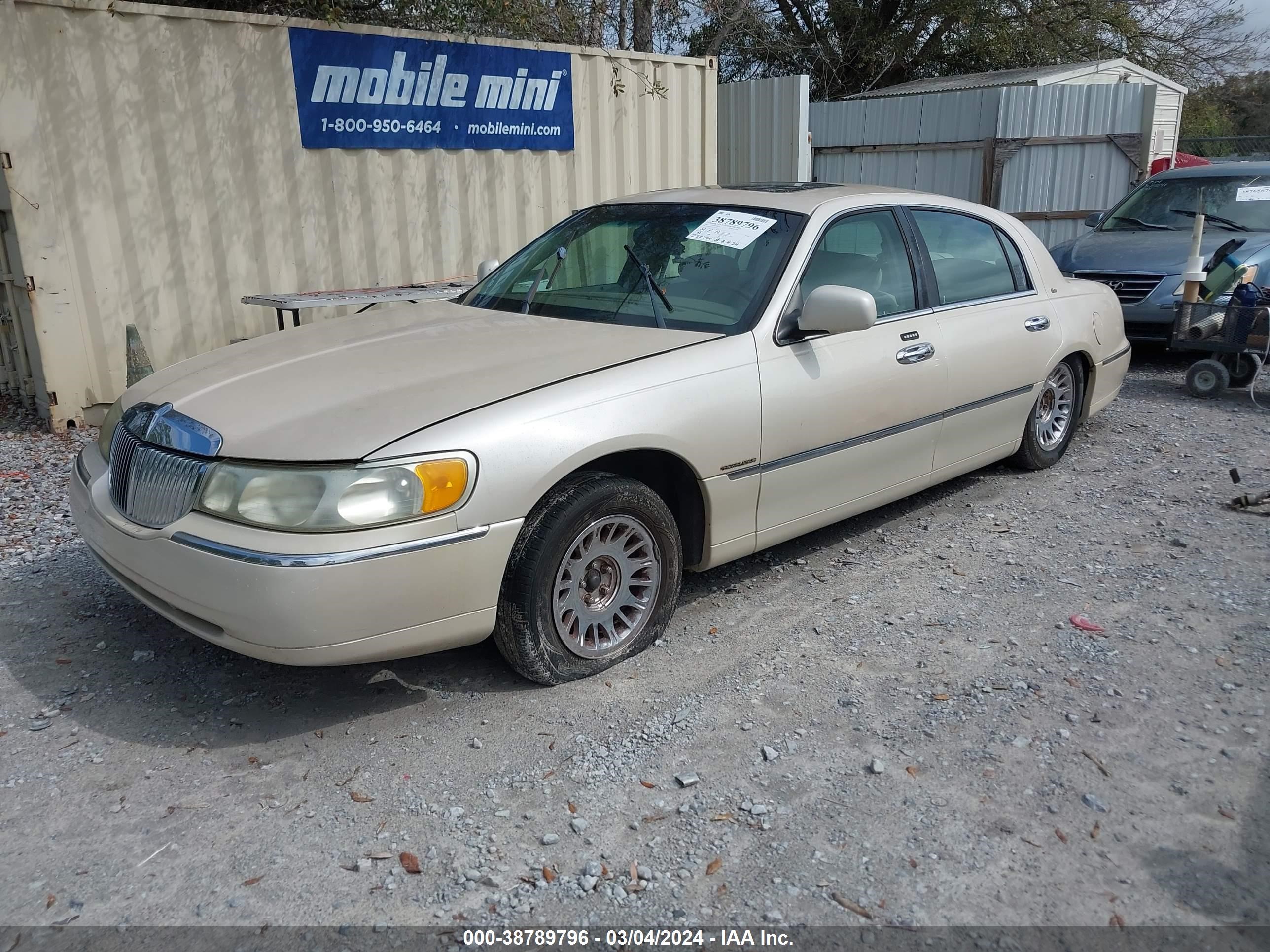 Photo 1 VIN: 1LNHM83W51Y719636 - LINCOLN TOWN CAR 