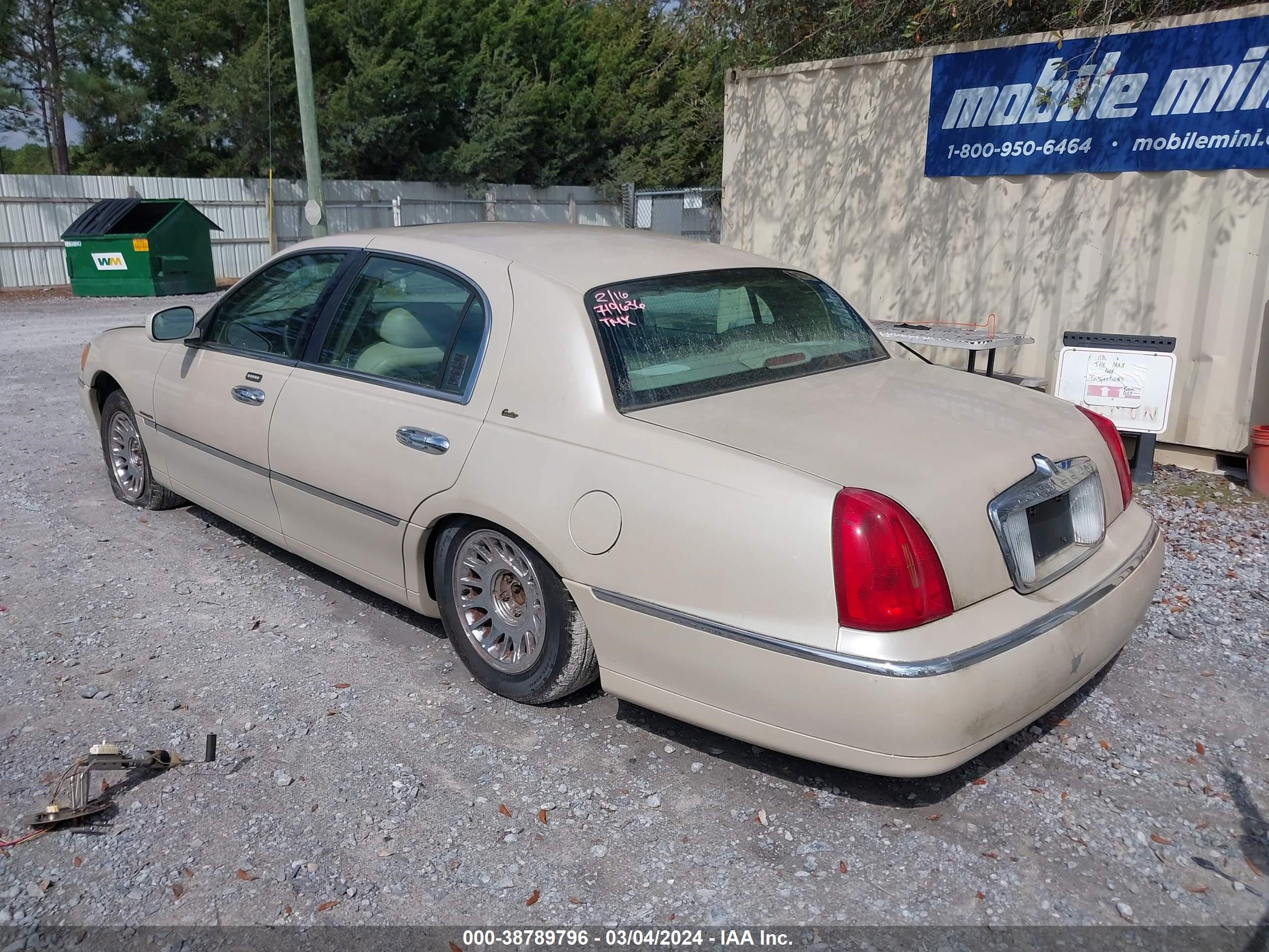 Photo 2 VIN: 1LNHM83W51Y719636 - LINCOLN TOWN CAR 