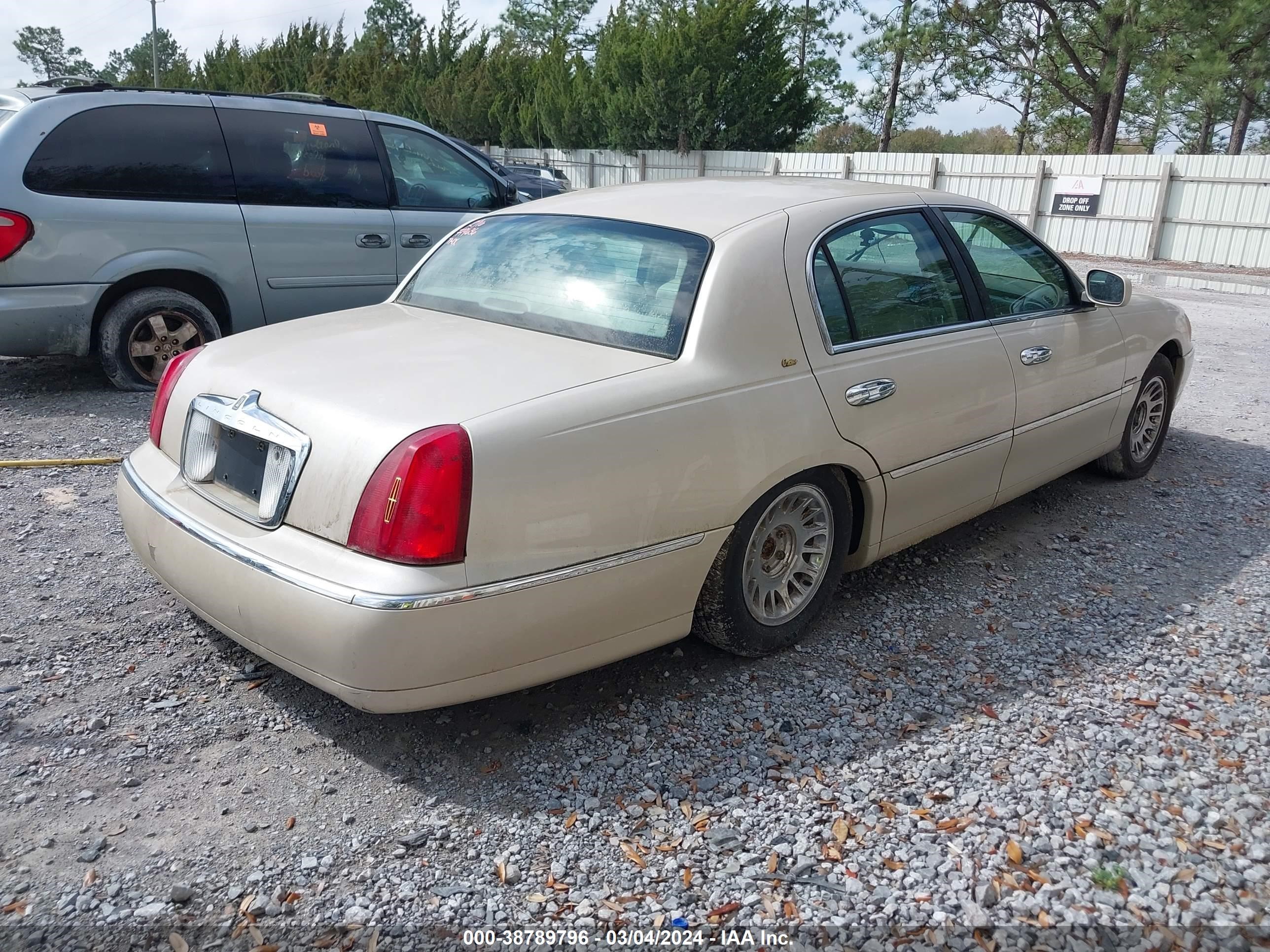 Photo 3 VIN: 1LNHM83W51Y719636 - LINCOLN TOWN CAR 