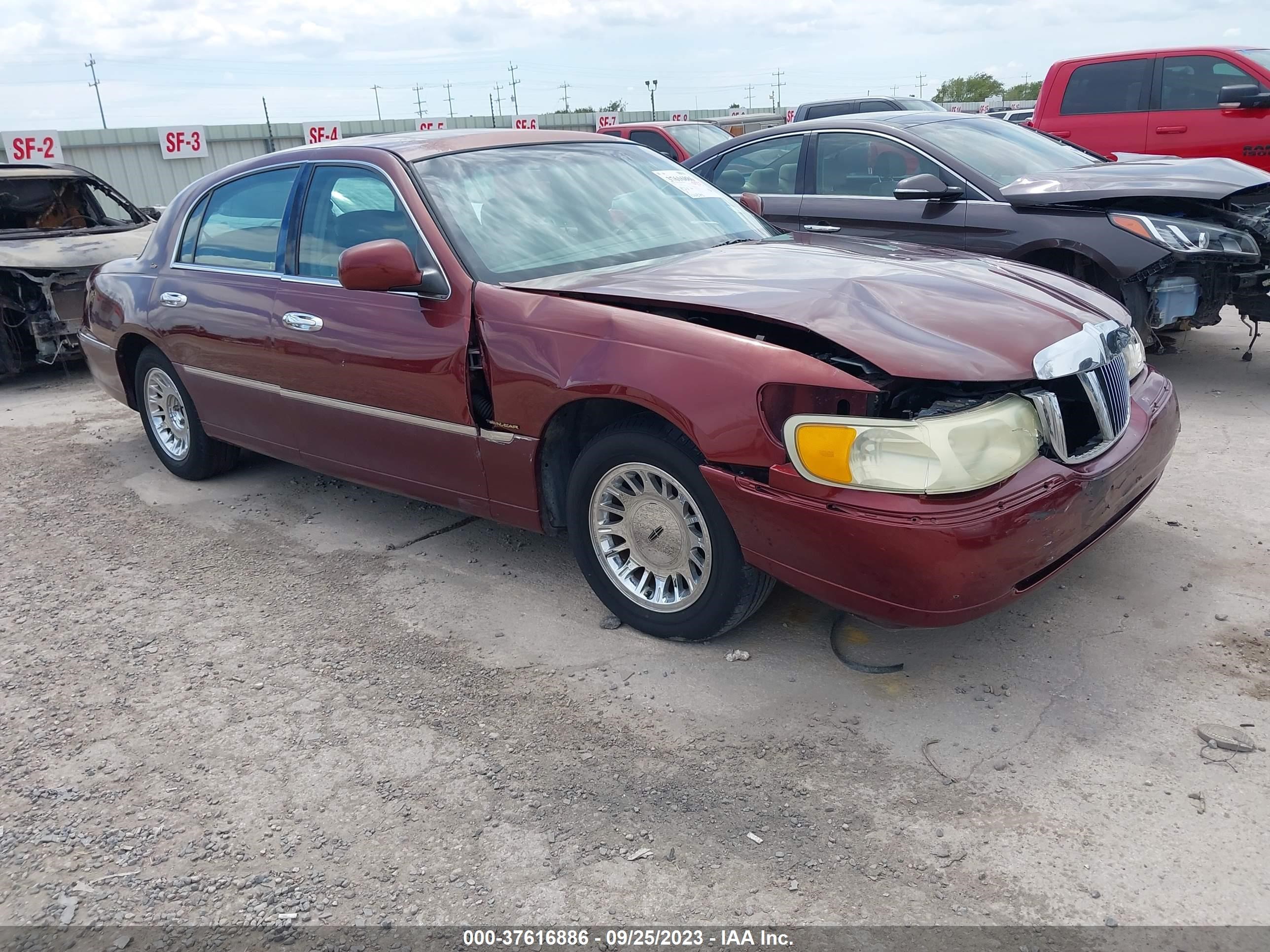 Photo 0 VIN: 1LNHM83W52Y626407 - LINCOLN TOWN CAR 