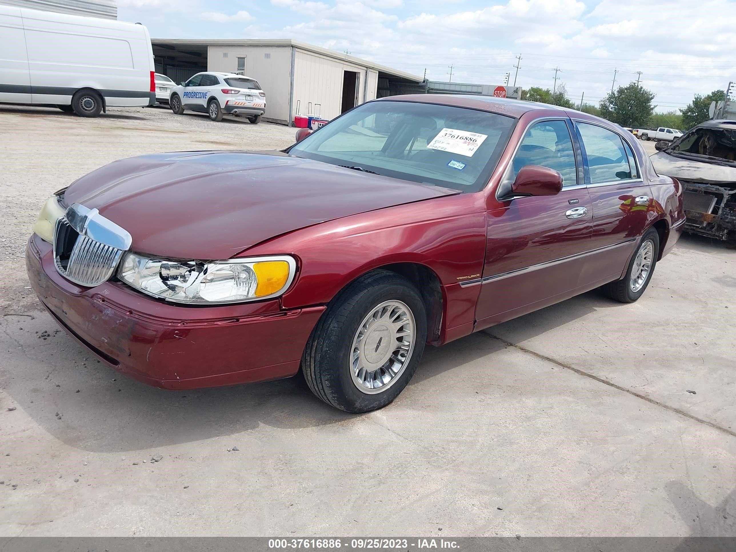 Photo 1 VIN: 1LNHM83W52Y626407 - LINCOLN TOWN CAR 