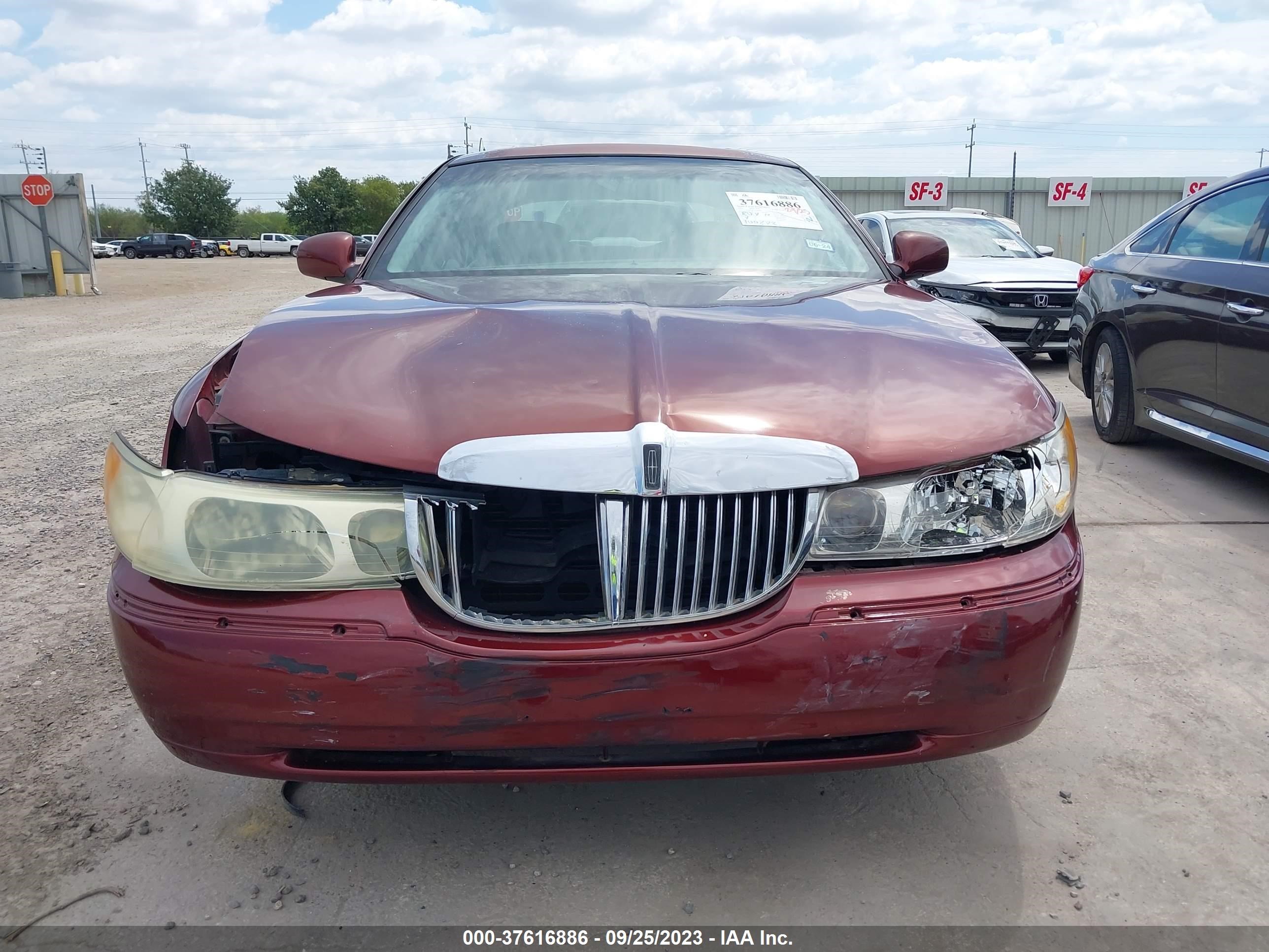 Photo 11 VIN: 1LNHM83W52Y626407 - LINCOLN TOWN CAR 