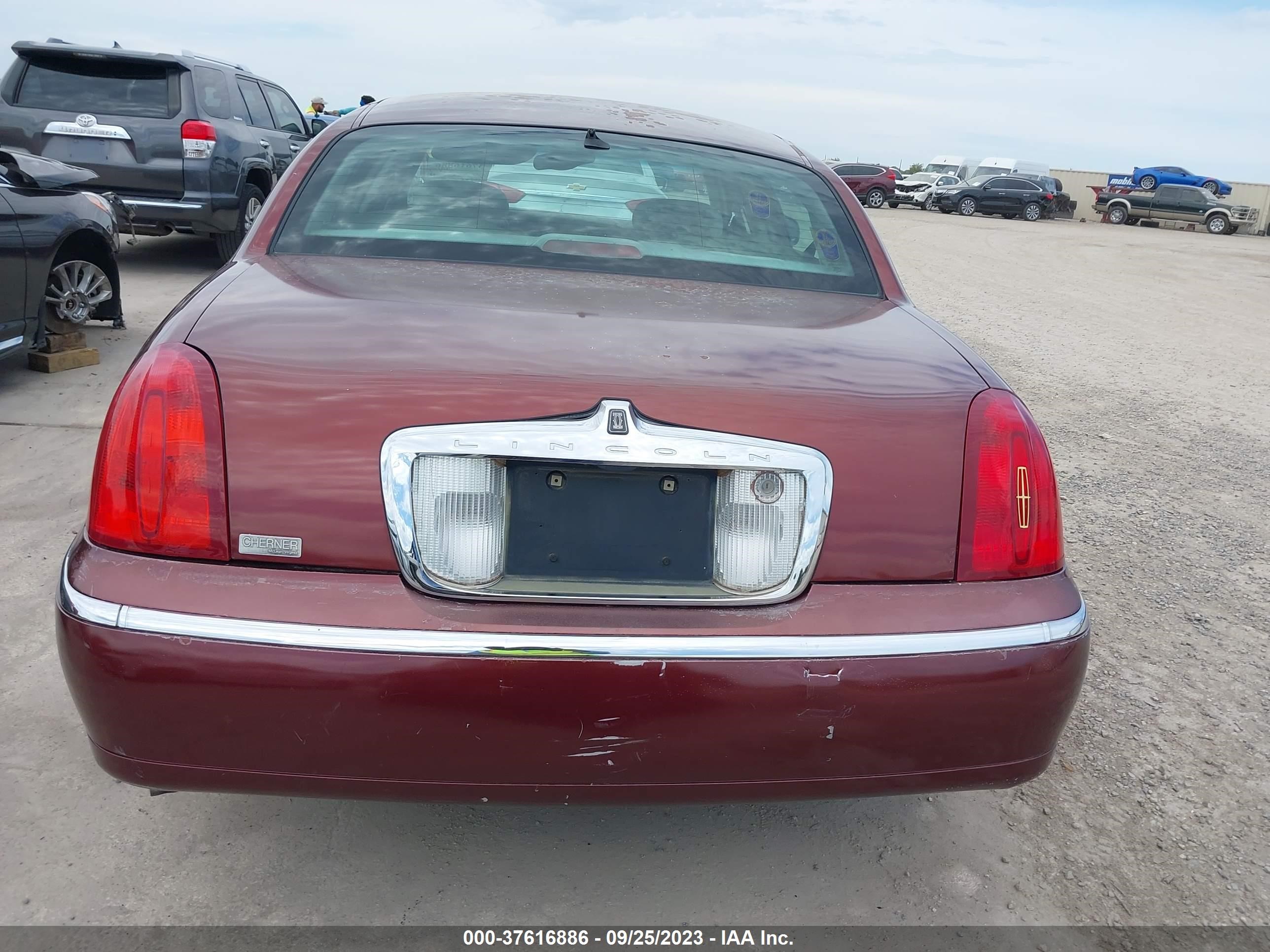 Photo 15 VIN: 1LNHM83W52Y626407 - LINCOLN TOWN CAR 