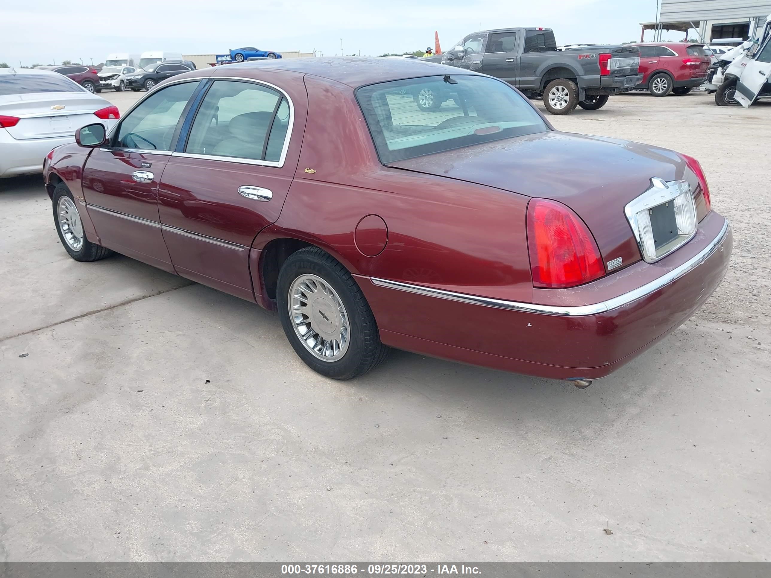 Photo 2 VIN: 1LNHM83W52Y626407 - LINCOLN TOWN CAR 