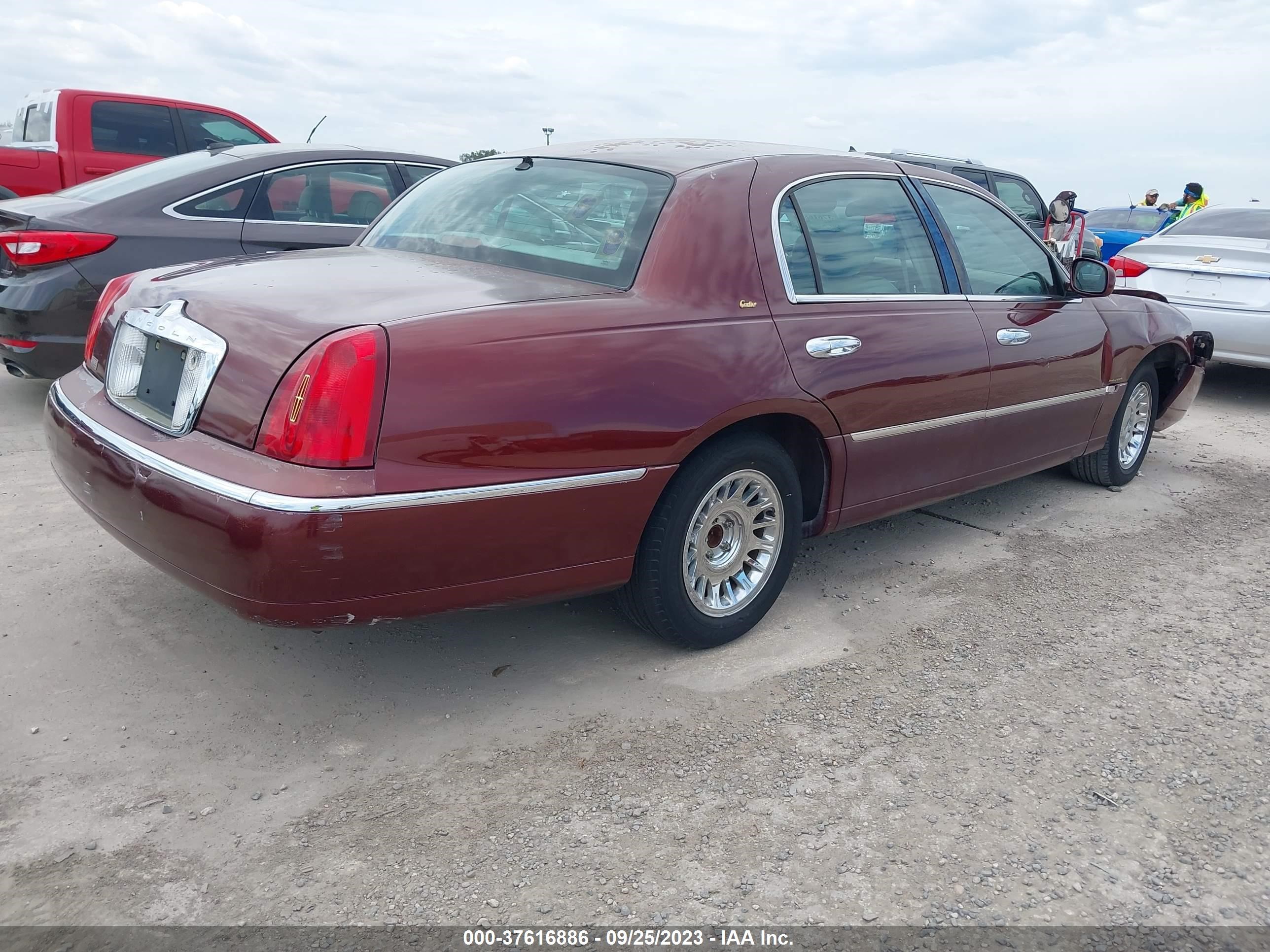 Photo 3 VIN: 1LNHM83W52Y626407 - LINCOLN TOWN CAR 