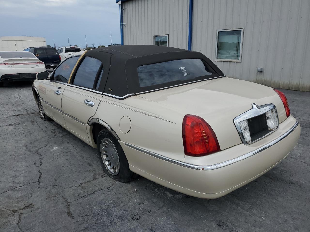 Photo 2 VIN: 1LNHM83W52Y653977 - LINCOLN TOWN CAR 