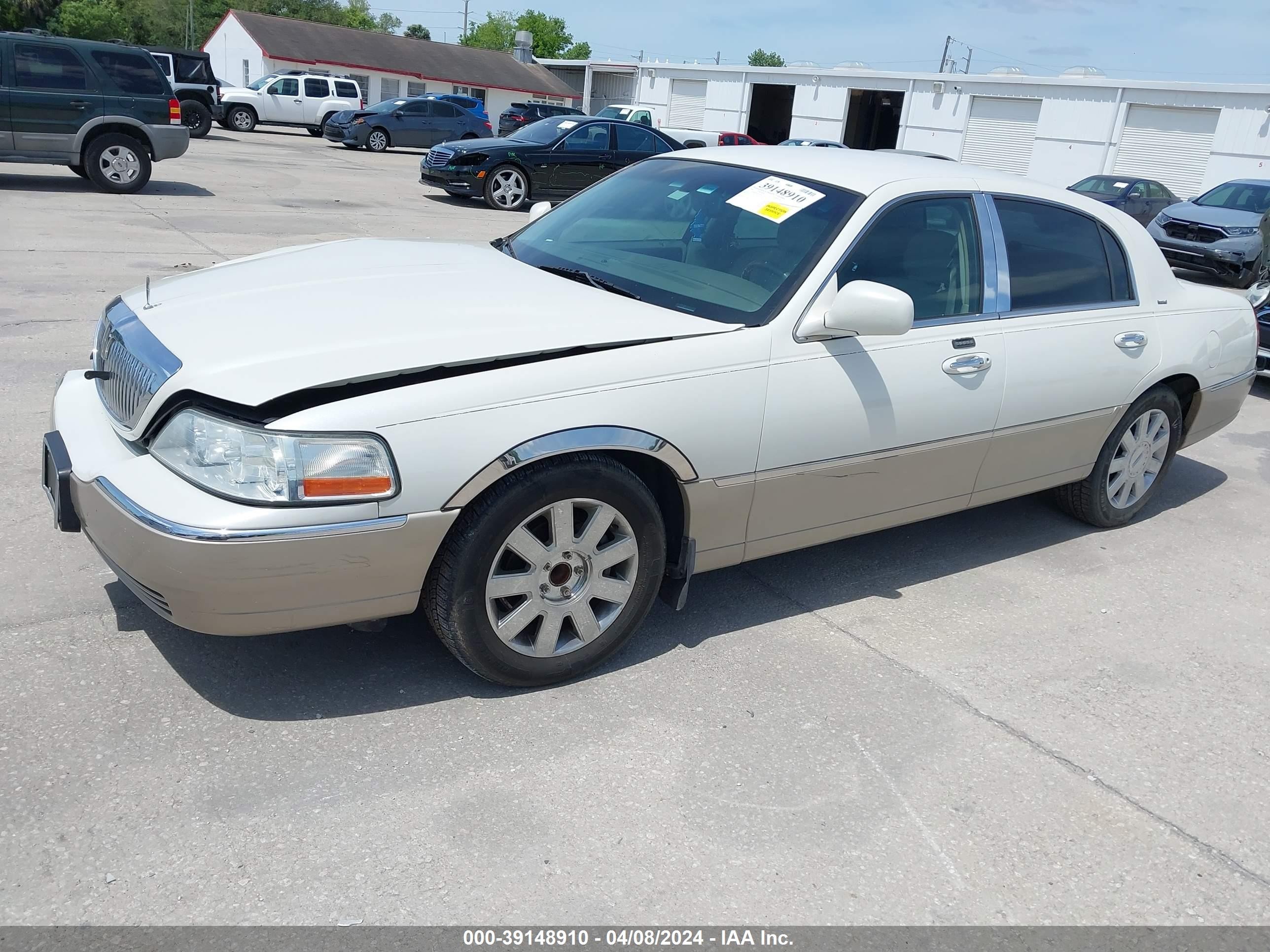 Photo 1 VIN: 1LNHM83W54Y648152 - LINCOLN TOWN CAR 