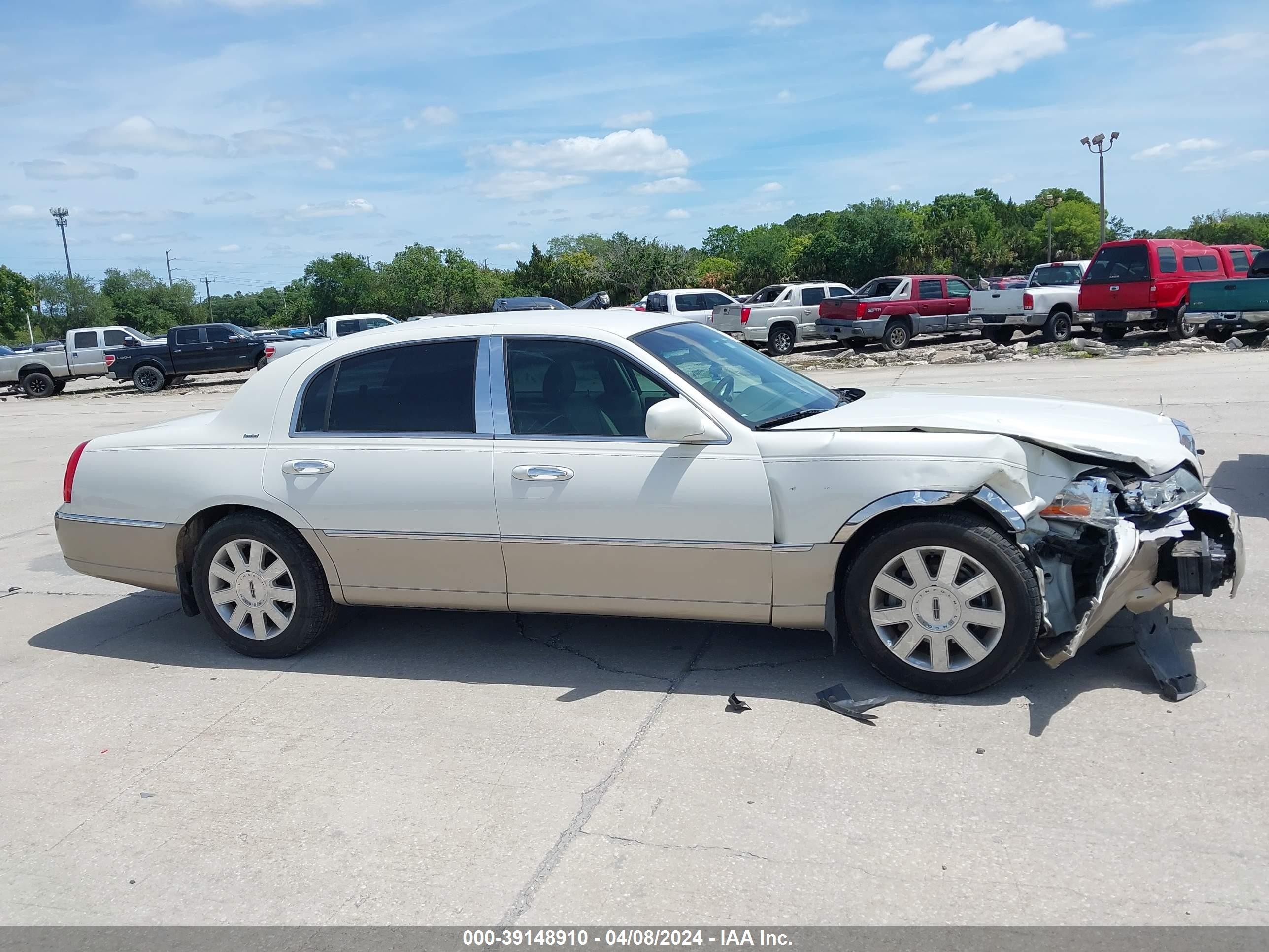 Photo 11 VIN: 1LNHM83W54Y648152 - LINCOLN TOWN CAR 