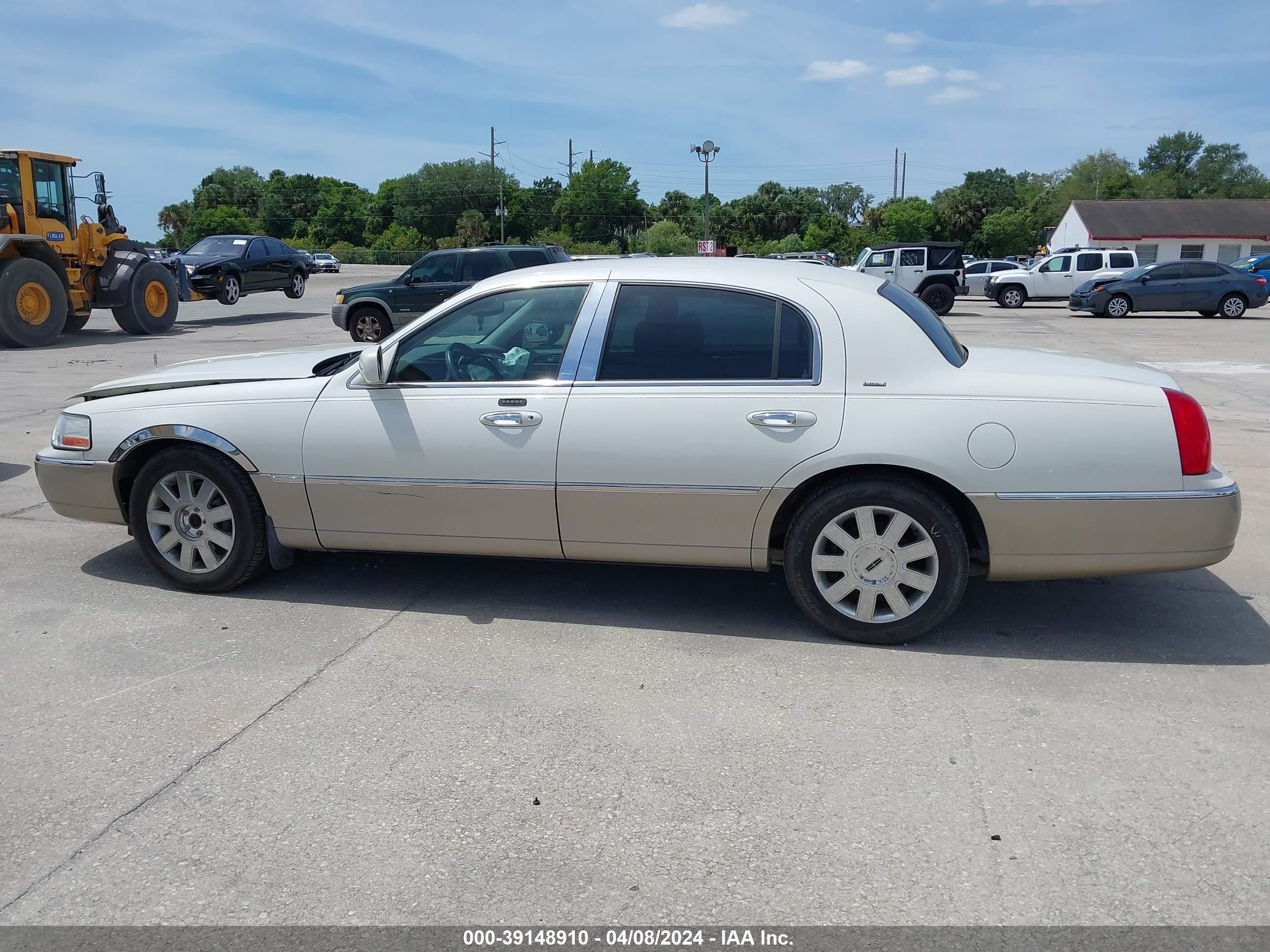 Photo 12 VIN: 1LNHM83W54Y648152 - LINCOLN TOWN CAR 