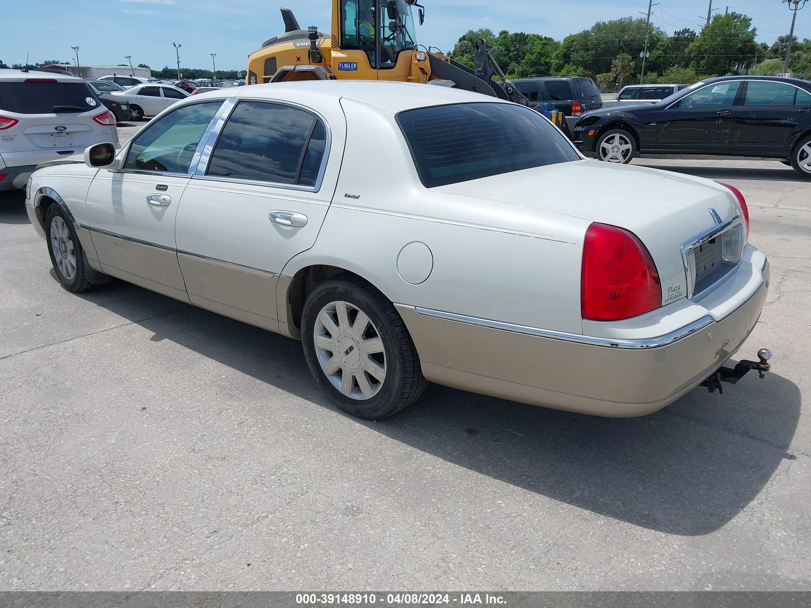 Photo 2 VIN: 1LNHM83W54Y648152 - LINCOLN TOWN CAR 