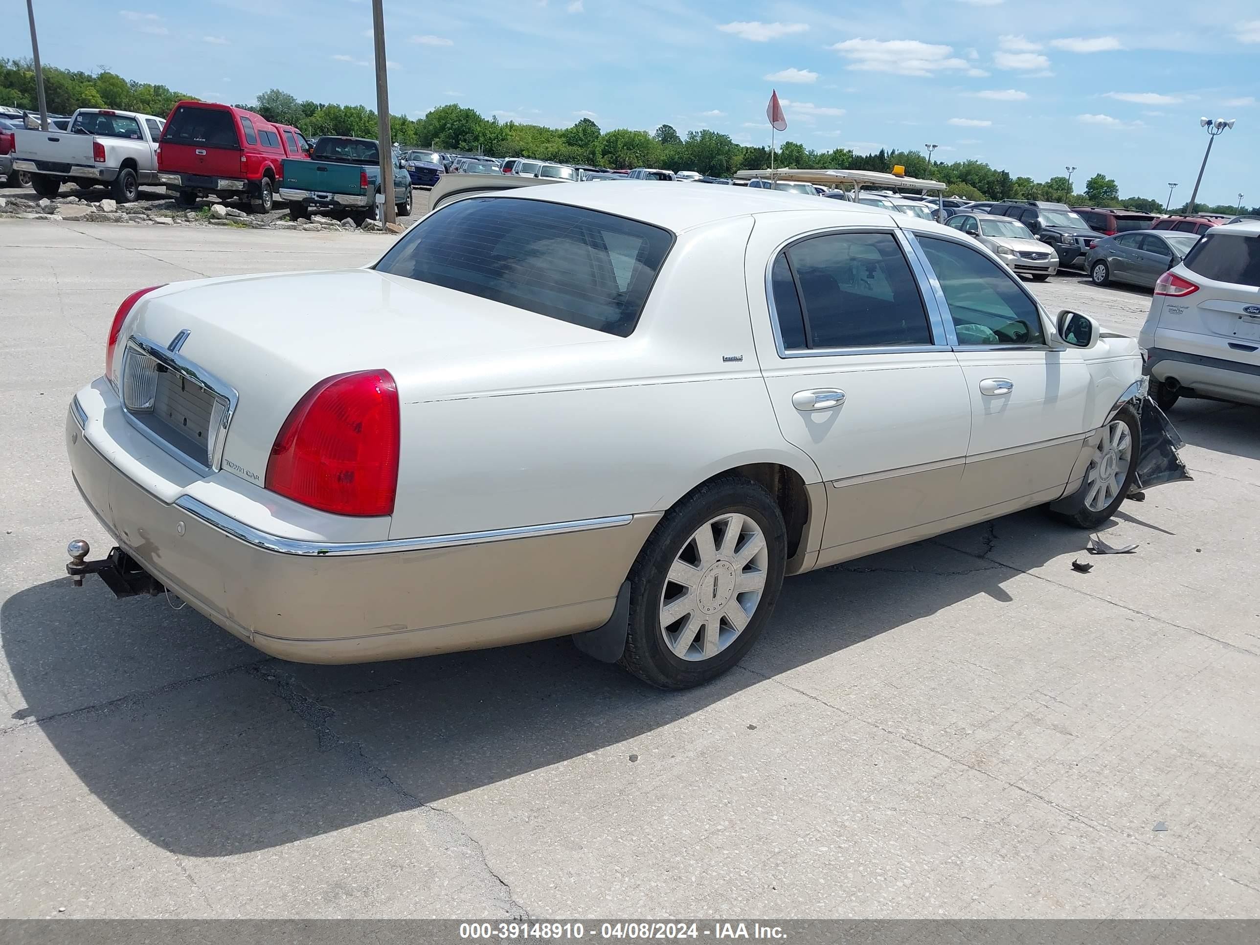 Photo 3 VIN: 1LNHM83W54Y648152 - LINCOLN TOWN CAR 