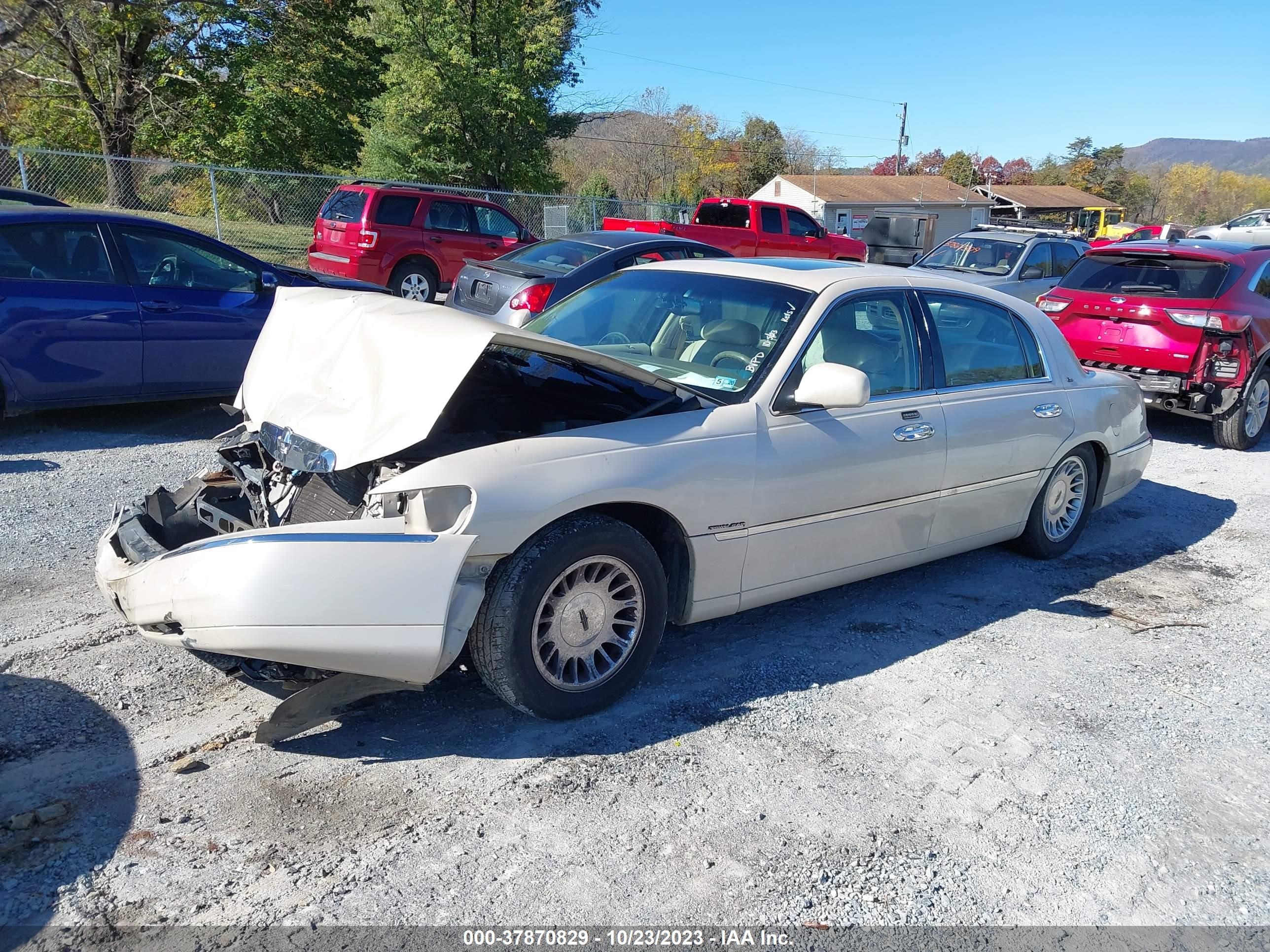 Photo 1 VIN: 1LNHM83W5XY716809 - LINCOLN TOWN CAR 