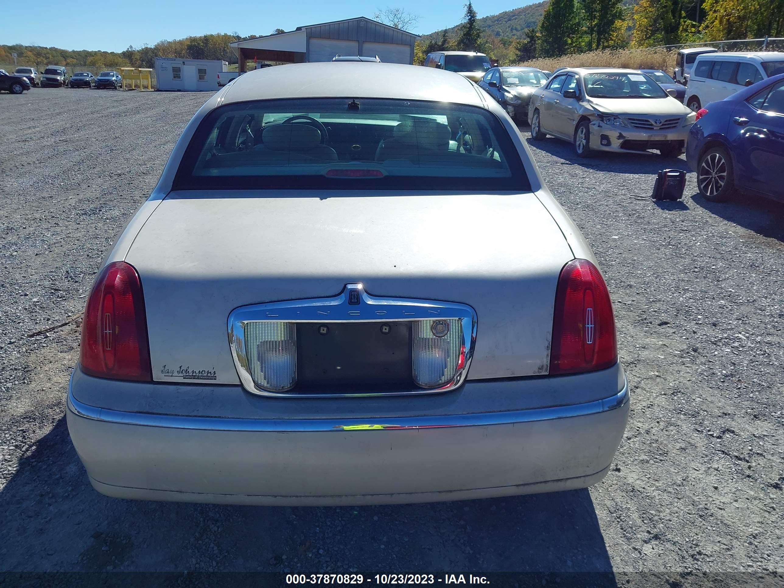 Photo 16 VIN: 1LNHM83W5XY716809 - LINCOLN TOWN CAR 