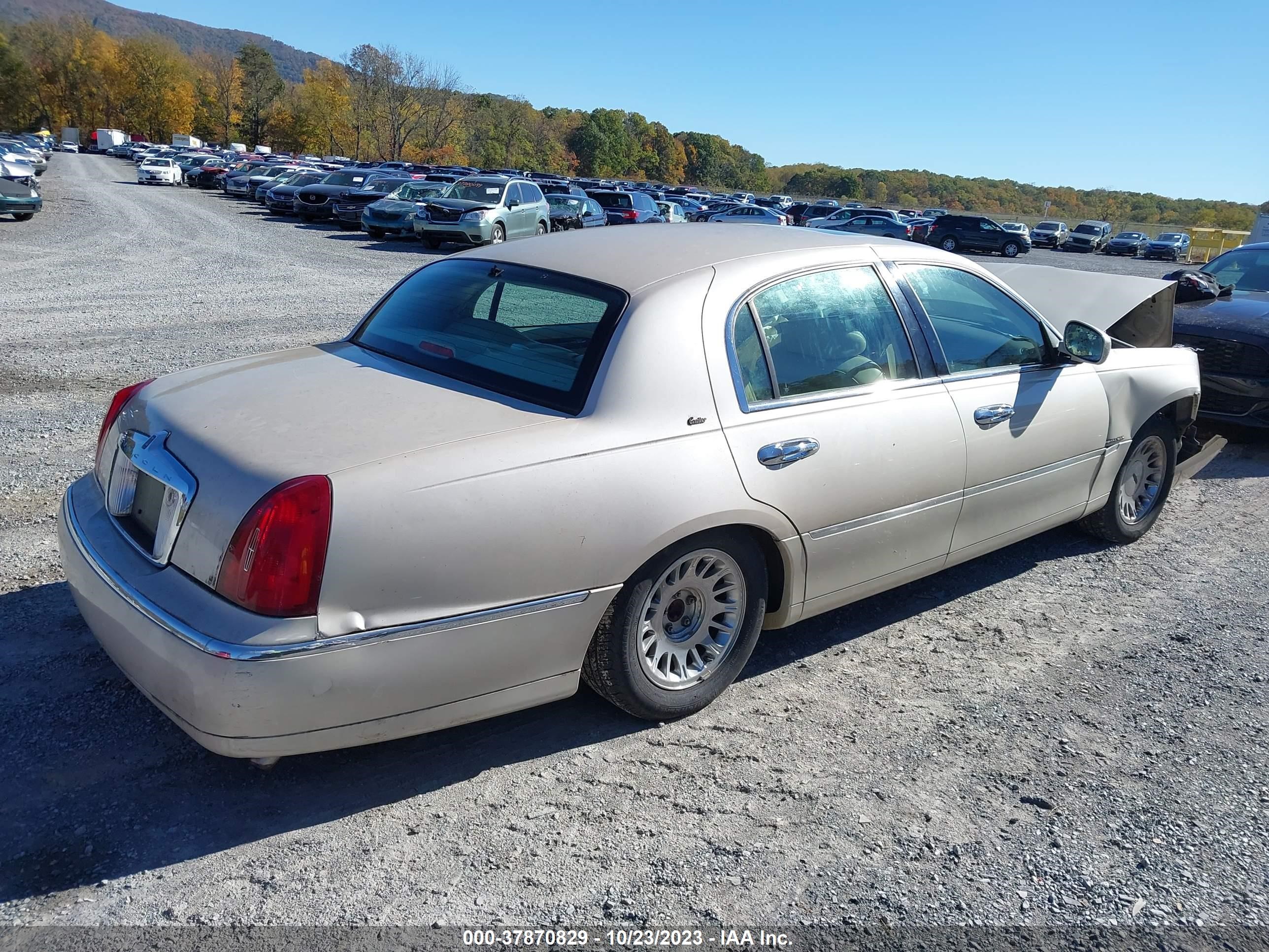 Photo 3 VIN: 1LNHM83W5XY716809 - LINCOLN TOWN CAR 