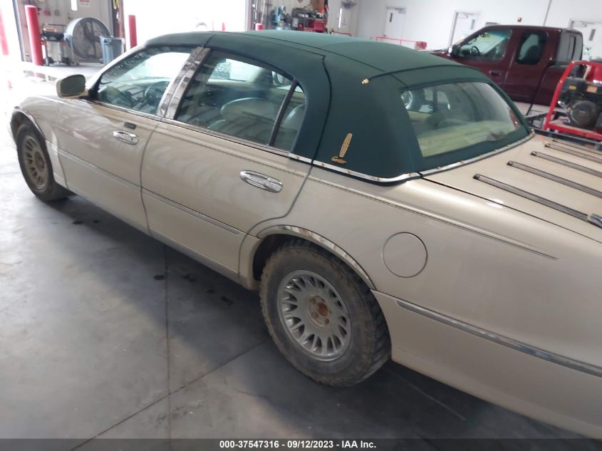 Photo 2 VIN: 1LNHM83W61Y643988 - LINCOLN TOWN CAR 