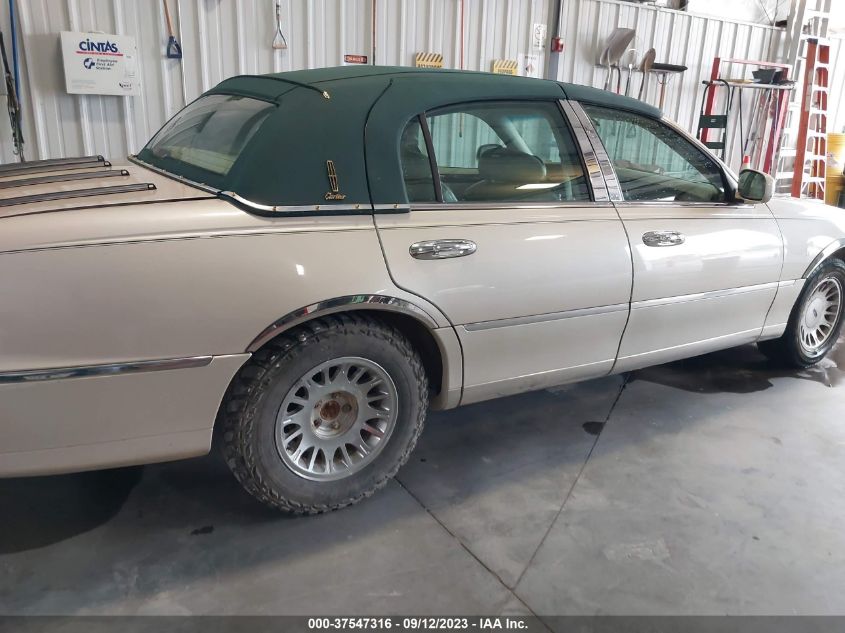 Photo 3 VIN: 1LNHM83W61Y643988 - LINCOLN TOWN CAR 