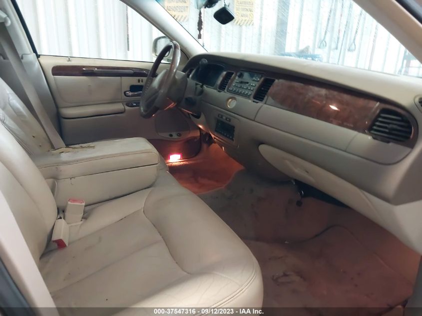 Photo 4 VIN: 1LNHM83W61Y643988 - LINCOLN TOWN CAR 