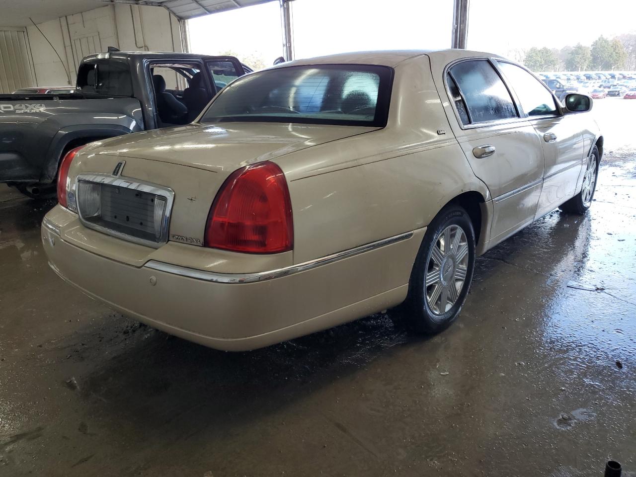 Photo 2 VIN: 1LNHM83W63Y643332 - LINCOLN TOWN CAR 