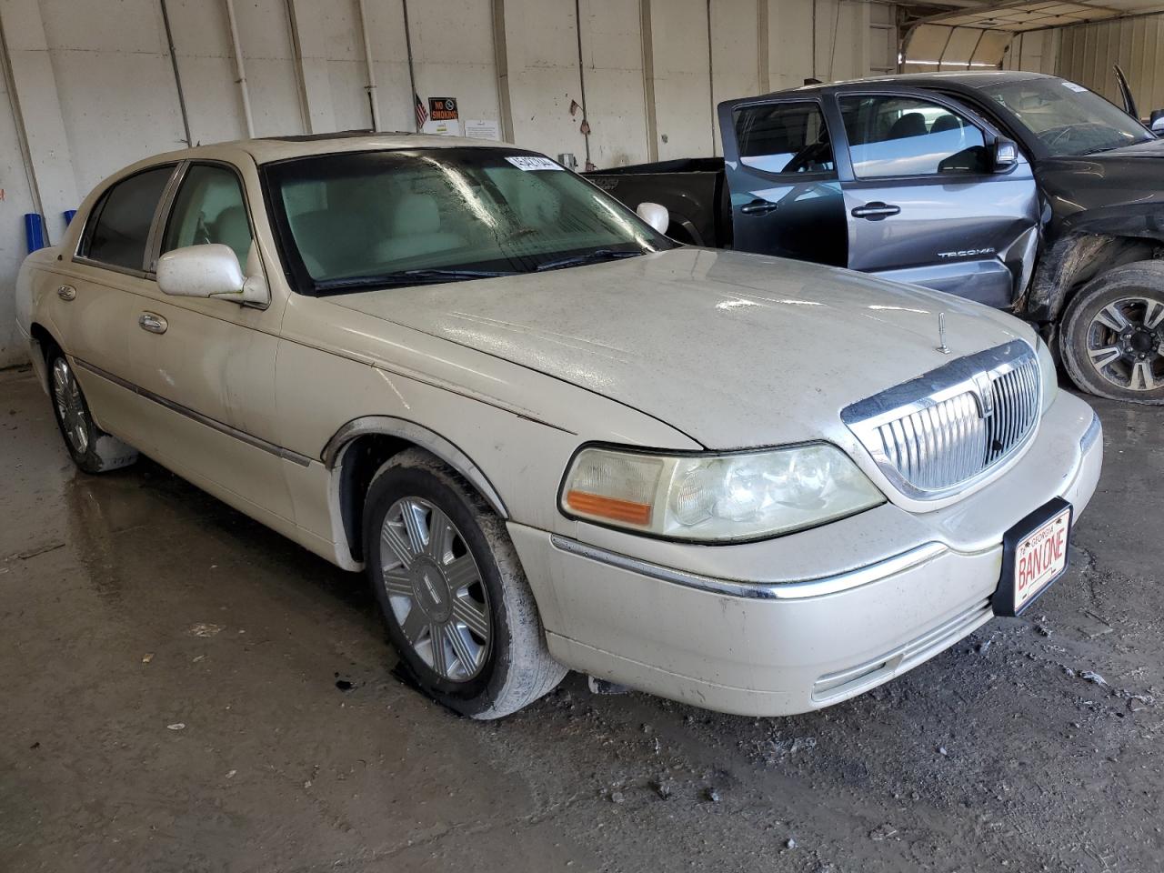 Photo 3 VIN: 1LNHM83W63Y643332 - LINCOLN TOWN CAR 