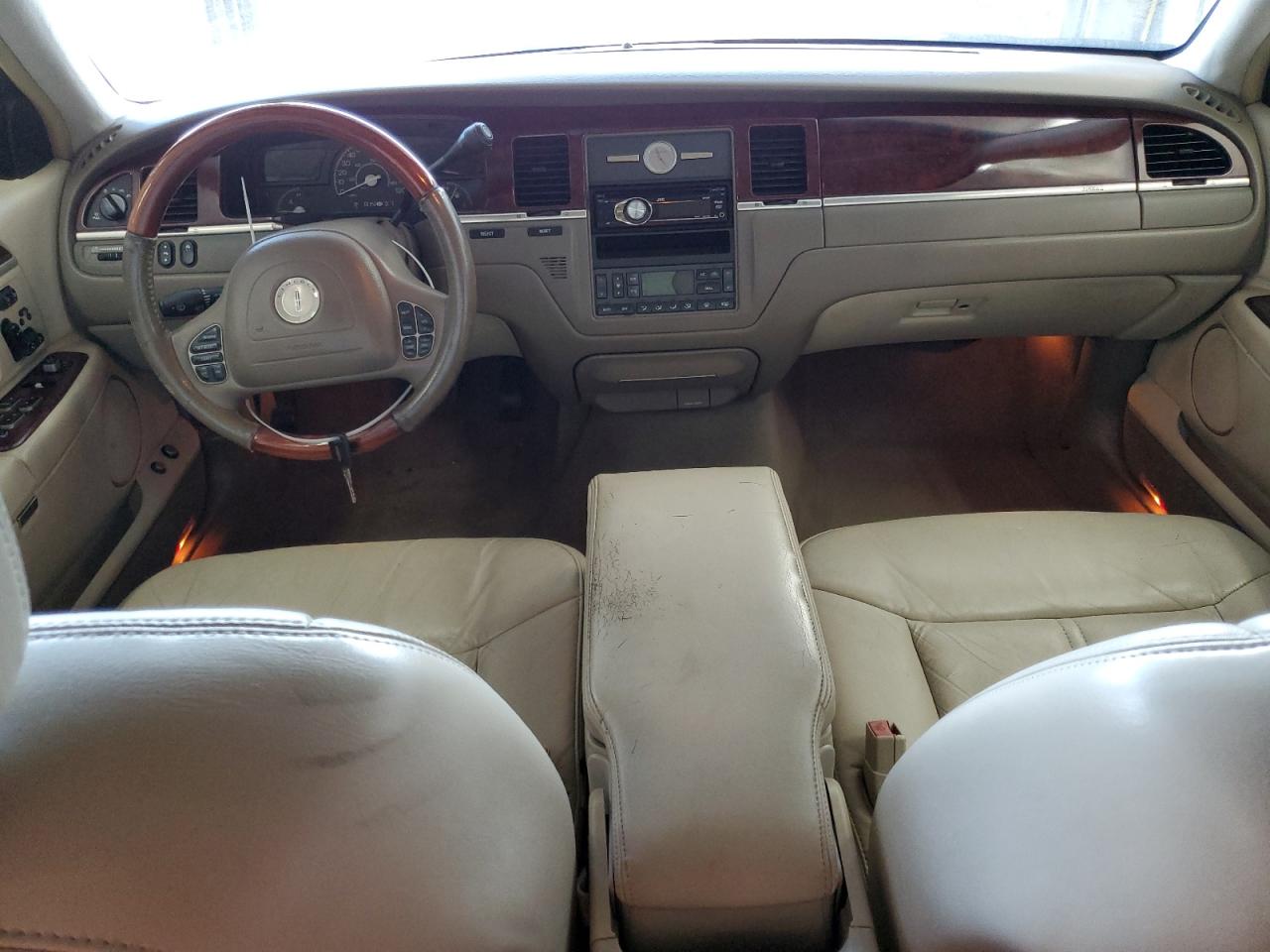 Photo 7 VIN: 1LNHM83W63Y643332 - LINCOLN TOWN CAR 