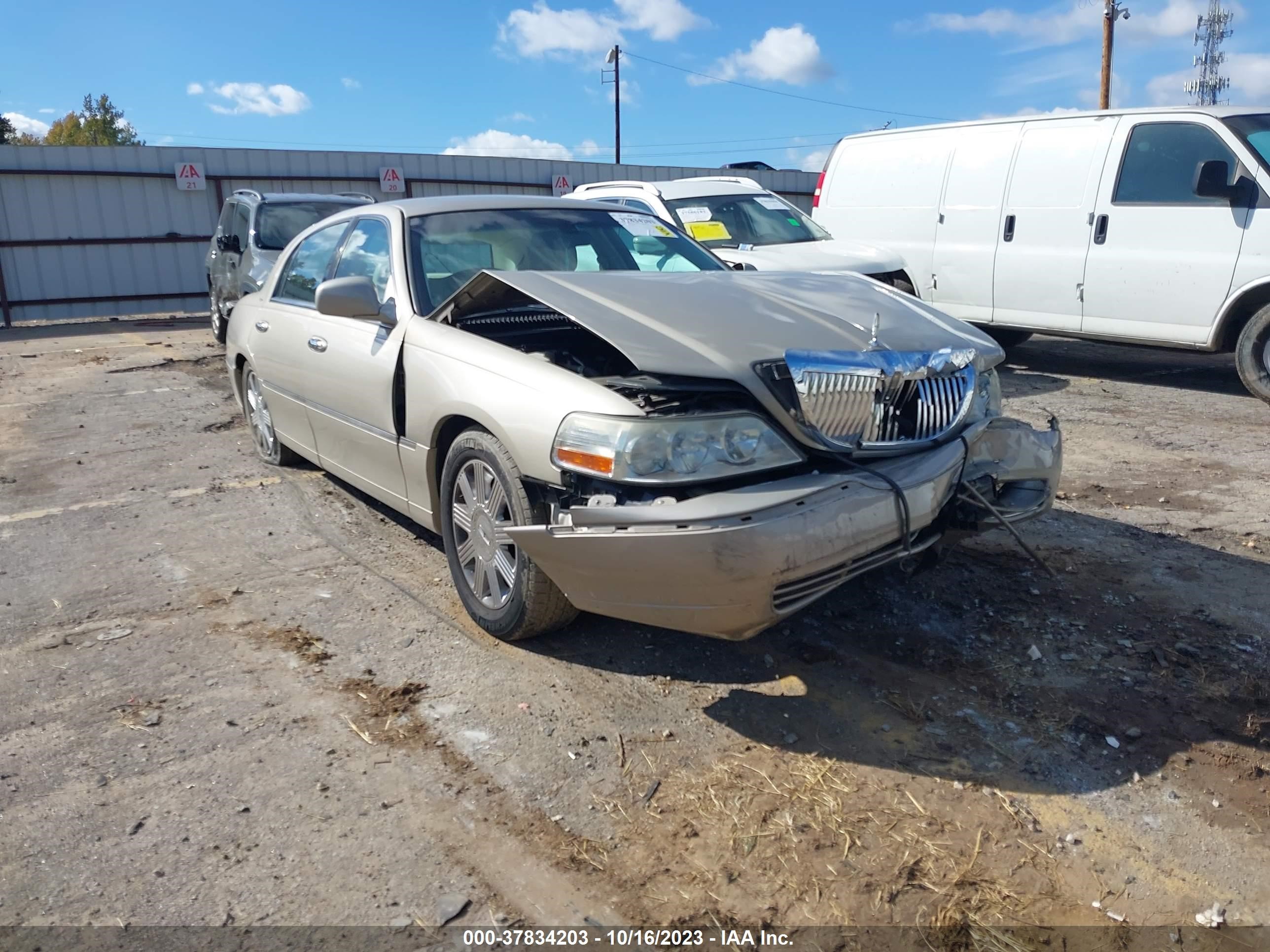 Photo 0 VIN: 1LNHM83W64Y663629 - LINCOLN TOWN CAR 