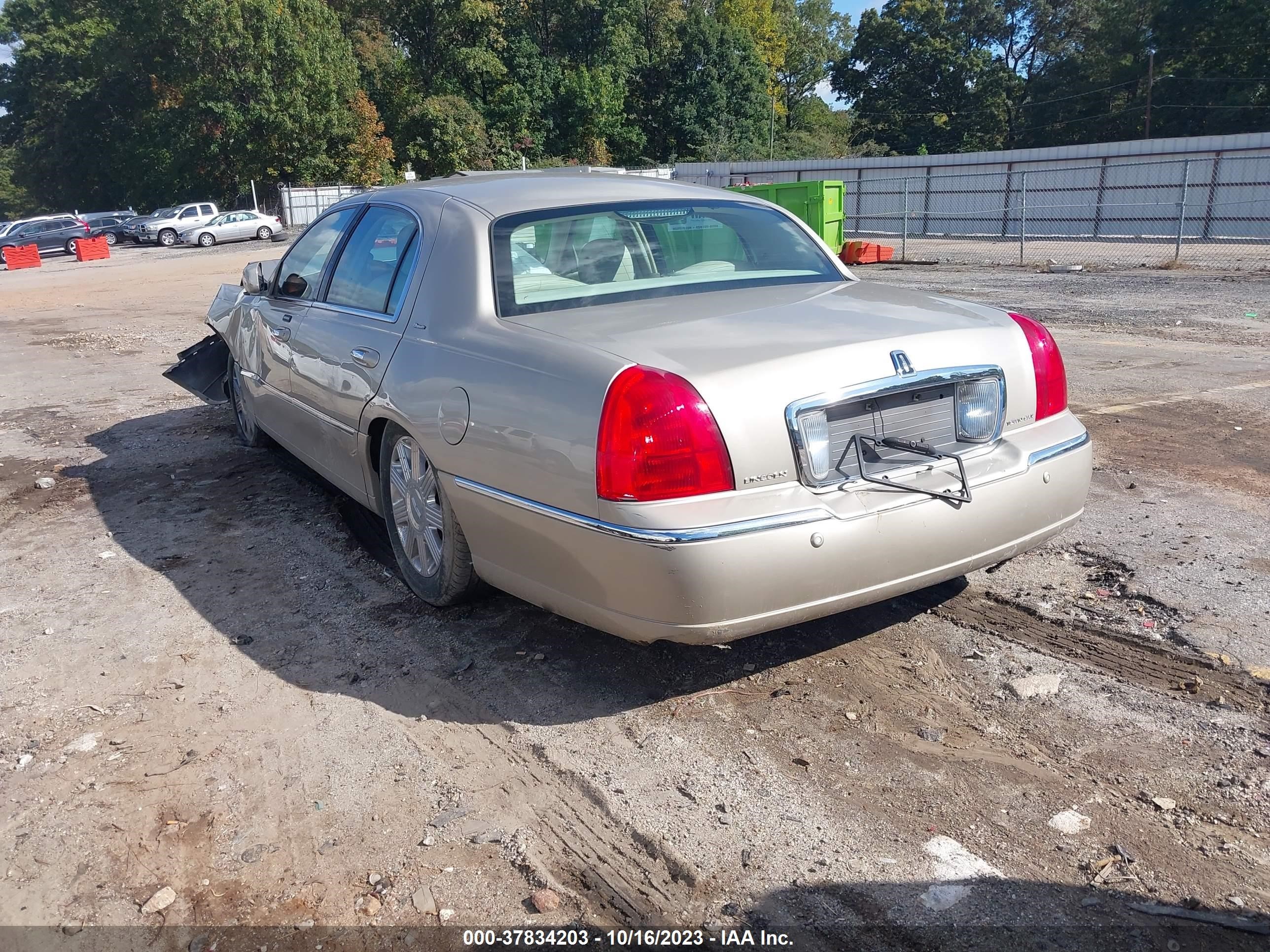 Photo 2 VIN: 1LNHM83W64Y663629 - LINCOLN TOWN CAR 