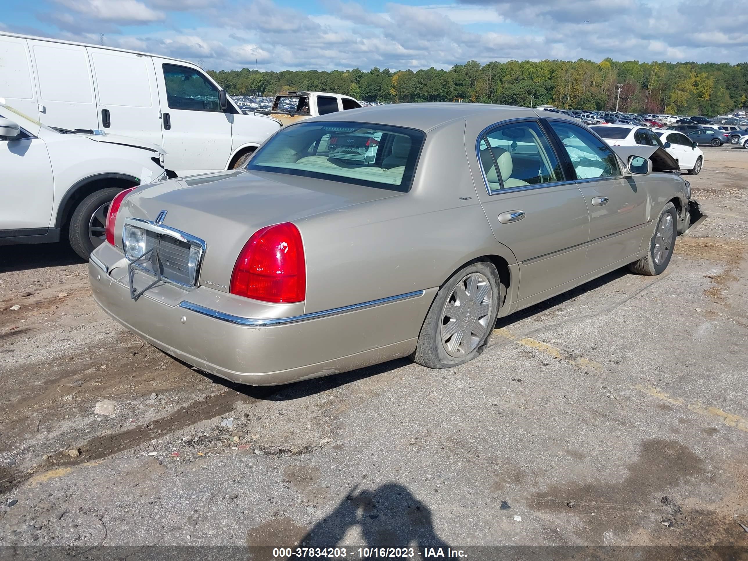 Photo 3 VIN: 1LNHM83W64Y663629 - LINCOLN TOWN CAR 