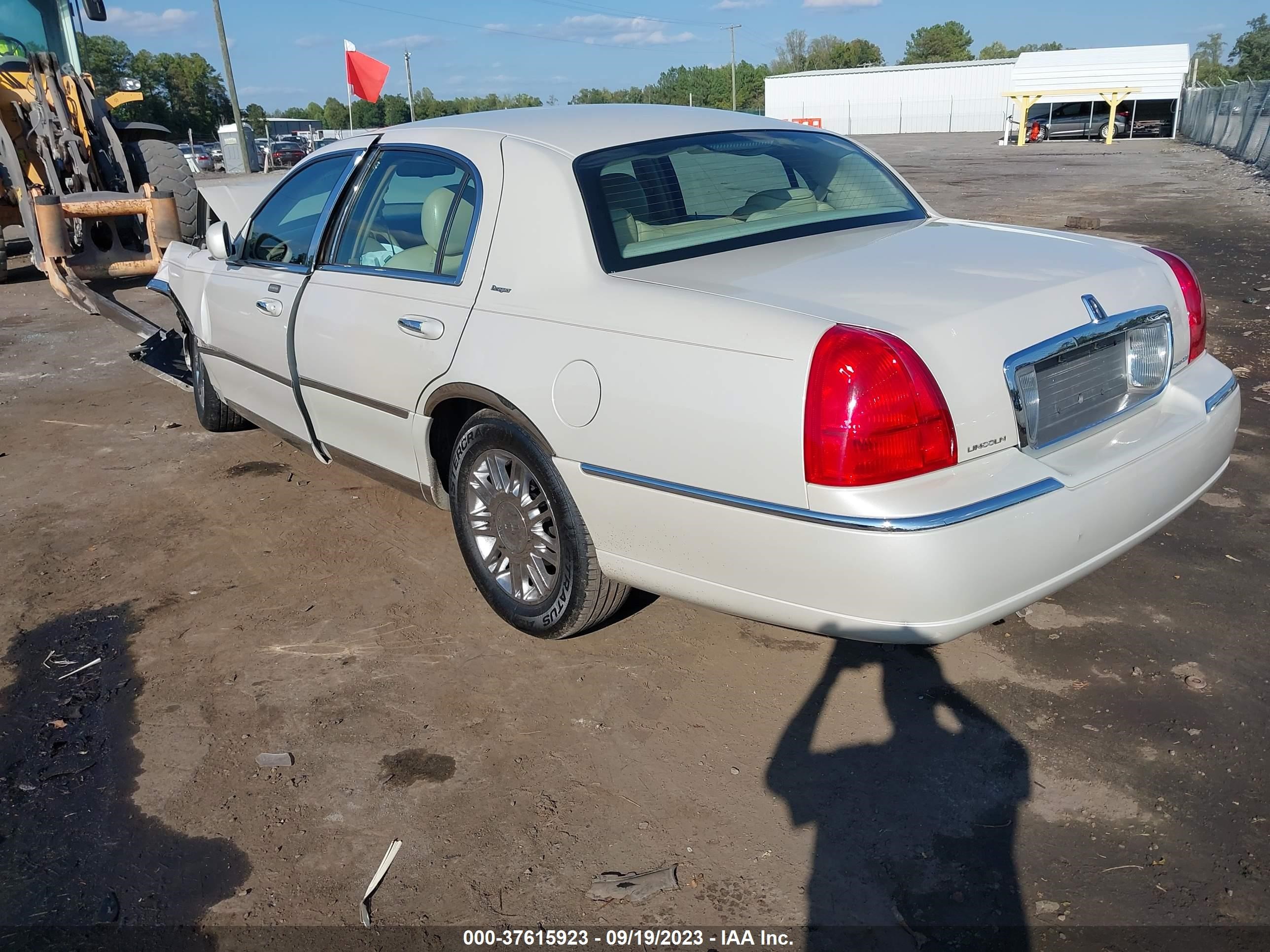 Photo 2 VIN: 1LNHM83W66Y634943 - LINCOLN TOWN CAR 