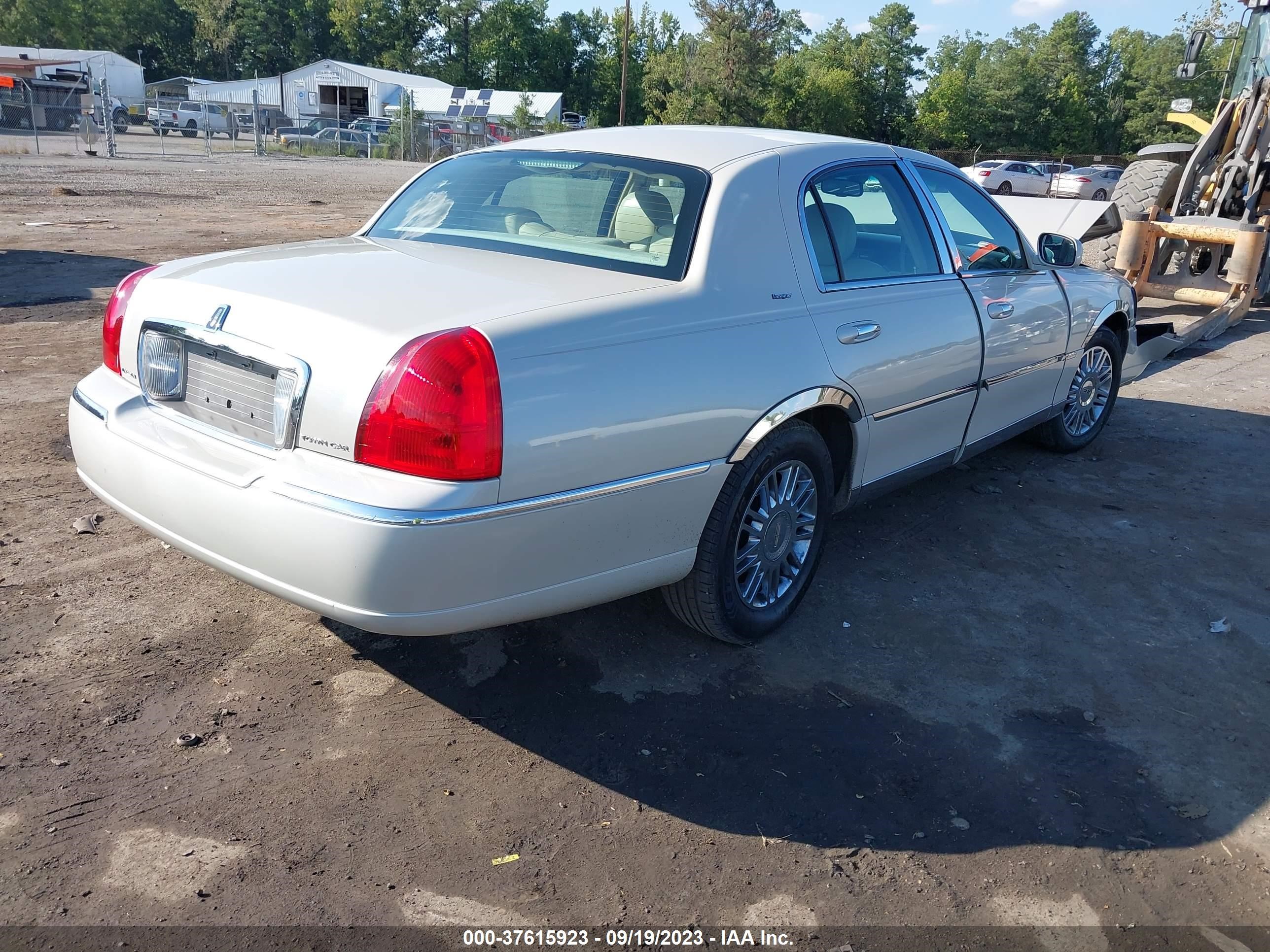 Photo 3 VIN: 1LNHM83W66Y634943 - LINCOLN TOWN CAR 