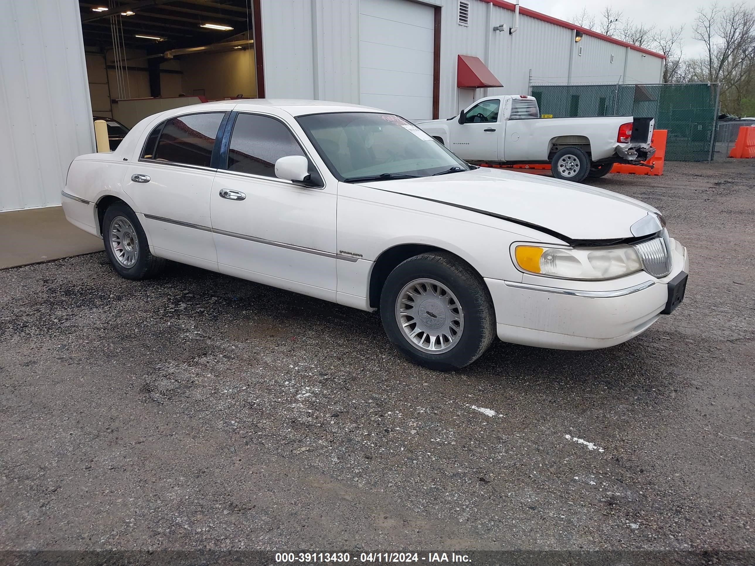 Photo 0 VIN: 1LNHM83W6YY923419 - LINCOLN TOWN CAR 