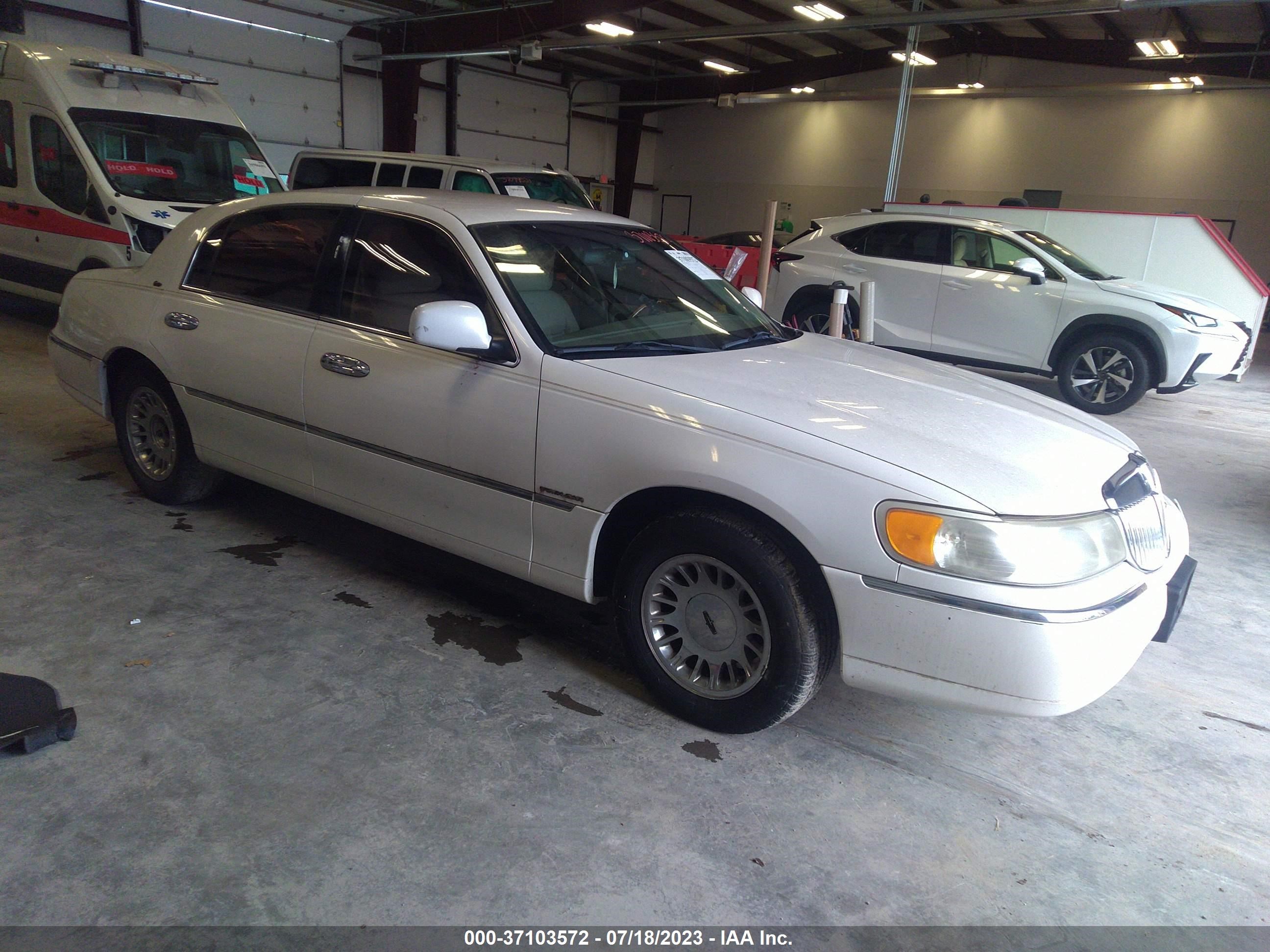 Photo 1 VIN: 1LNHM83W6YY923419 - LINCOLN TOWN CAR 