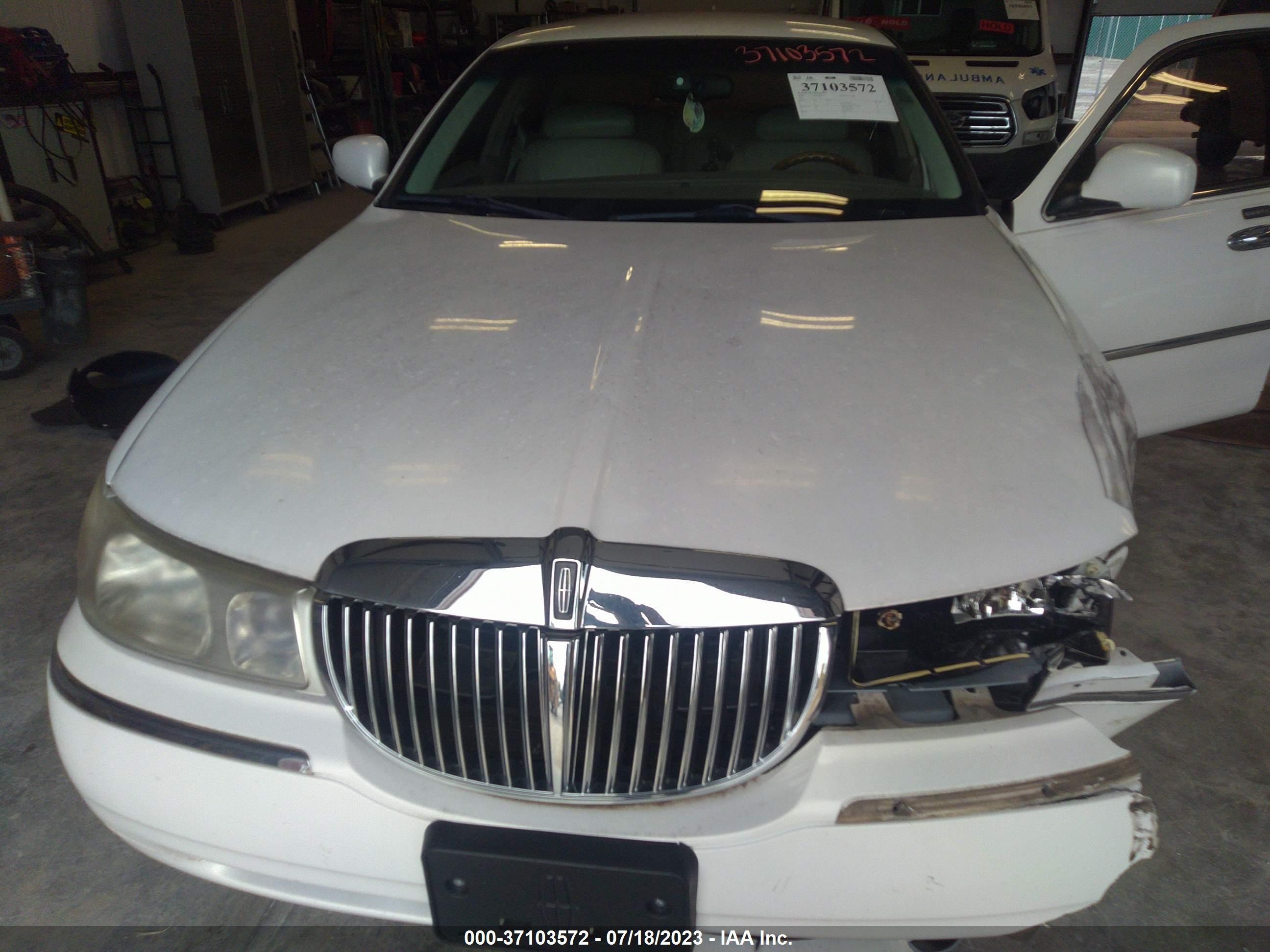 Photo 10 VIN: 1LNHM83W6YY923419 - LINCOLN TOWN CAR 