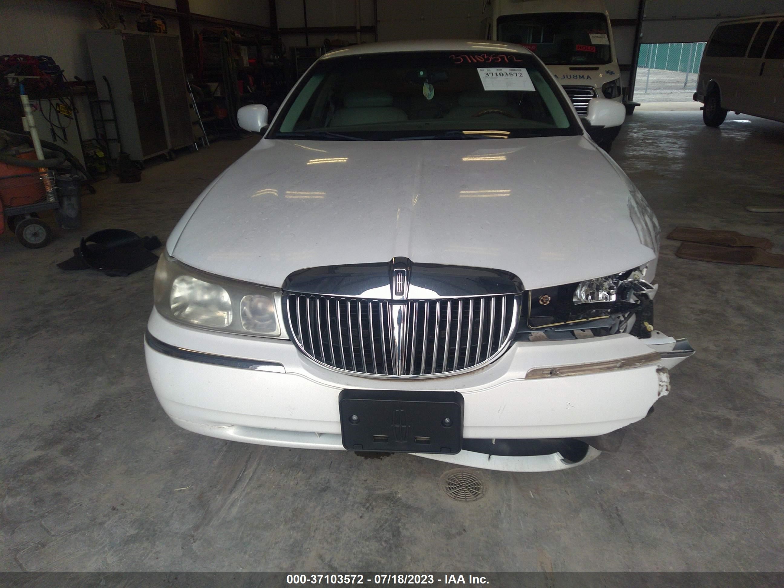 Photo 12 VIN: 1LNHM83W6YY923419 - LINCOLN TOWN CAR 