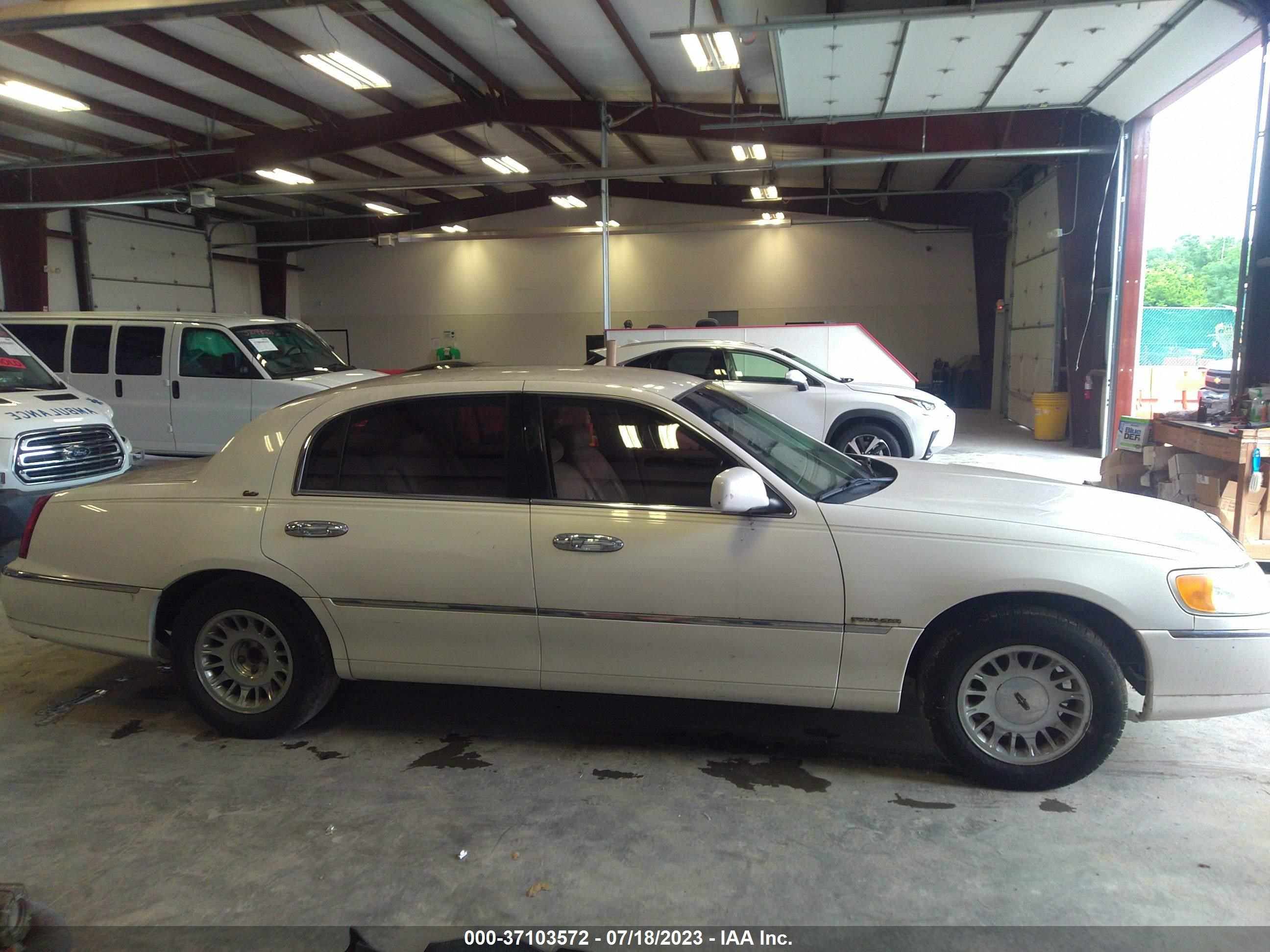 Photo 13 VIN: 1LNHM83W6YY923419 - LINCOLN TOWN CAR 