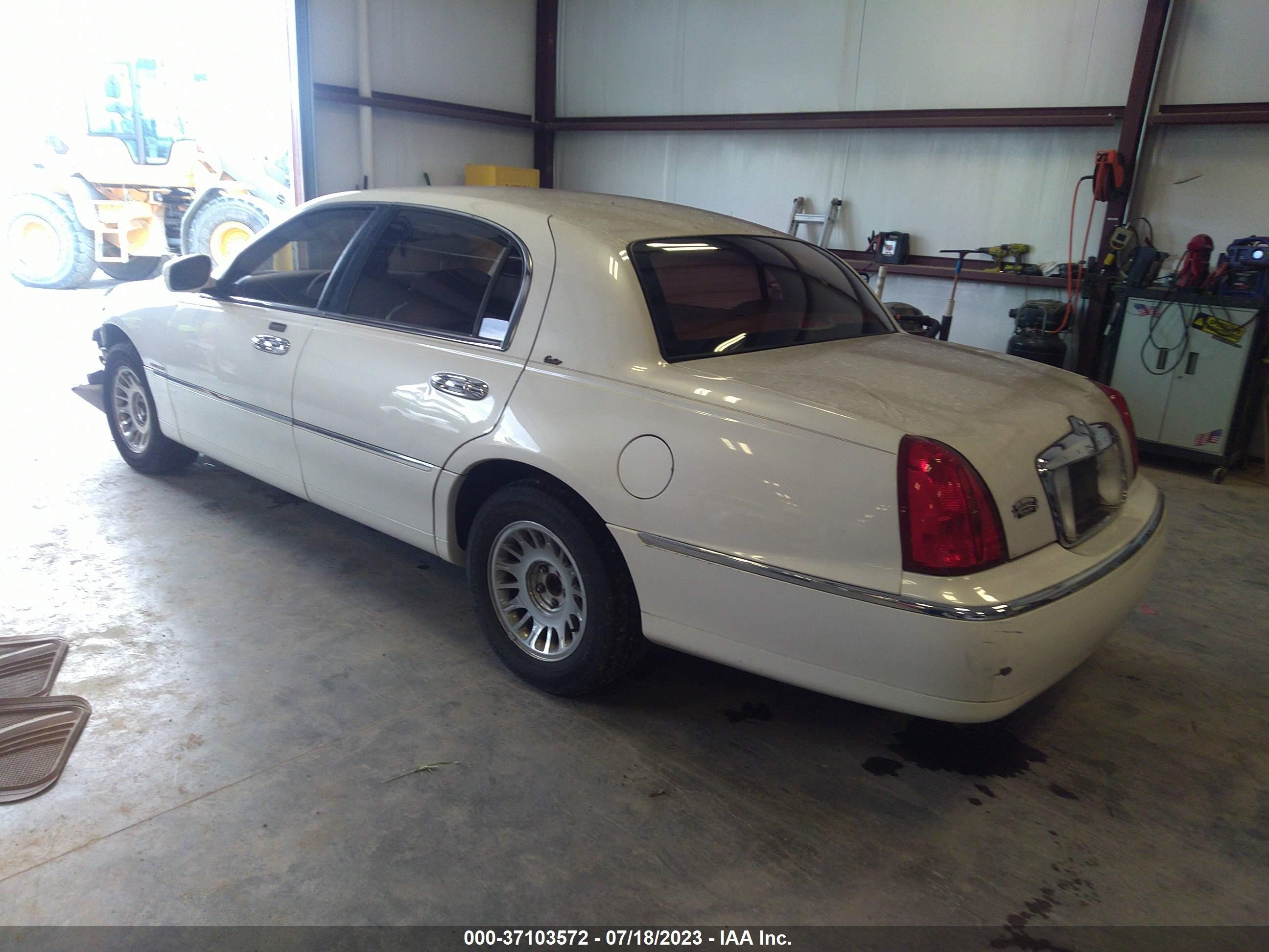 Photo 3 VIN: 1LNHM83W6YY923419 - LINCOLN TOWN CAR 