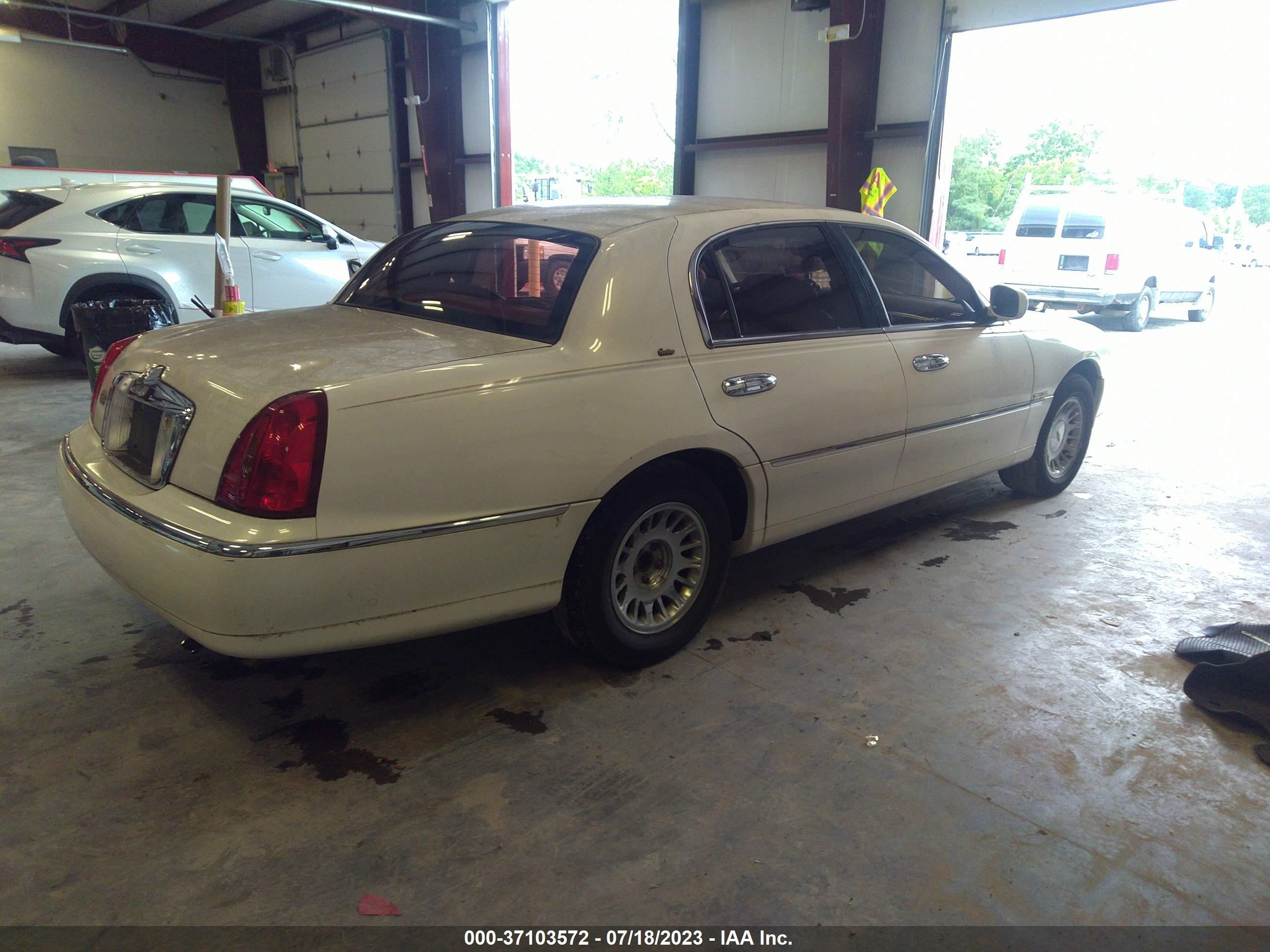 Photo 4 VIN: 1LNHM83W6YY923419 - LINCOLN TOWN CAR 