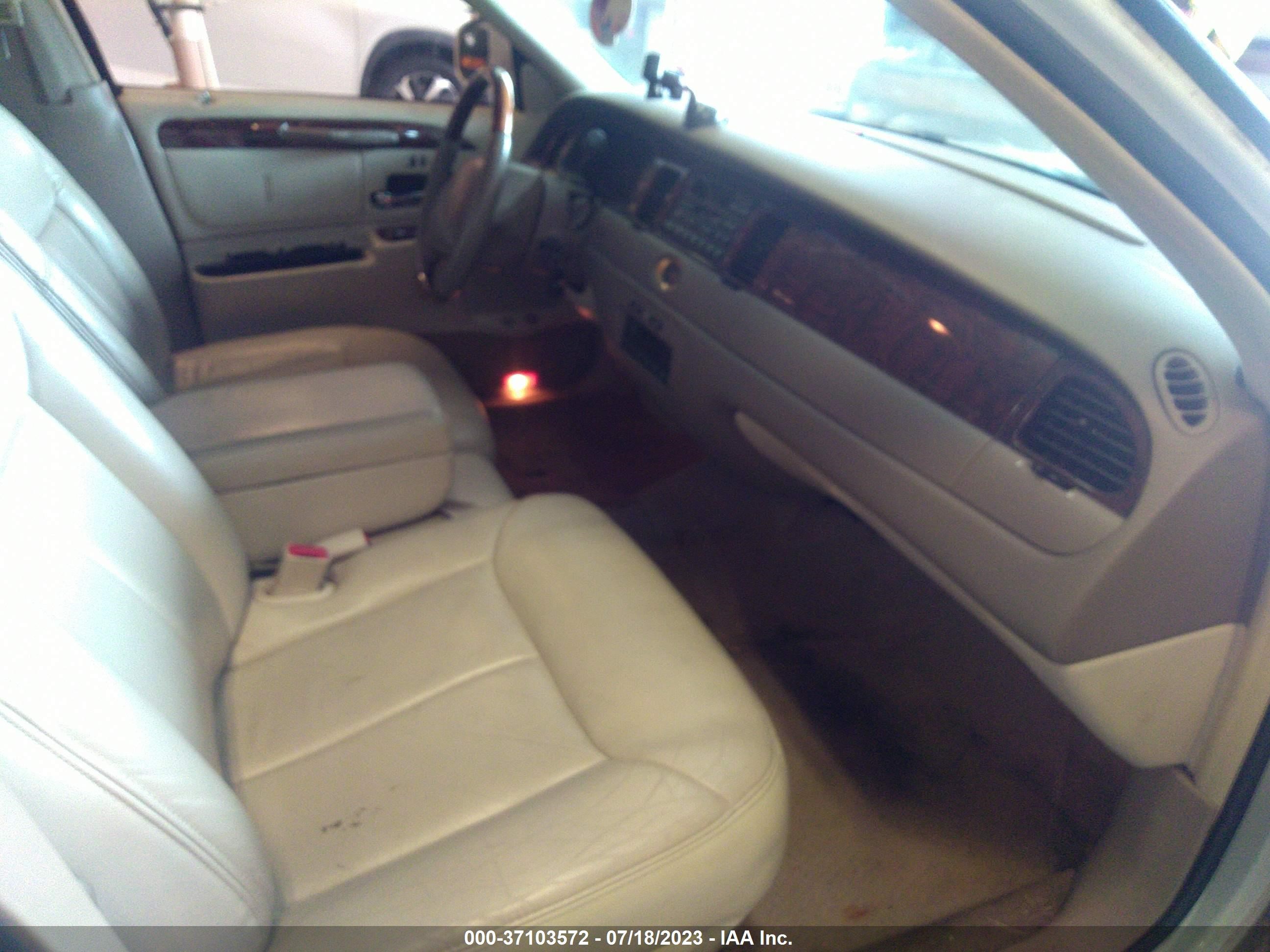 Photo 5 VIN: 1LNHM83W6YY923419 - LINCOLN TOWN CAR 