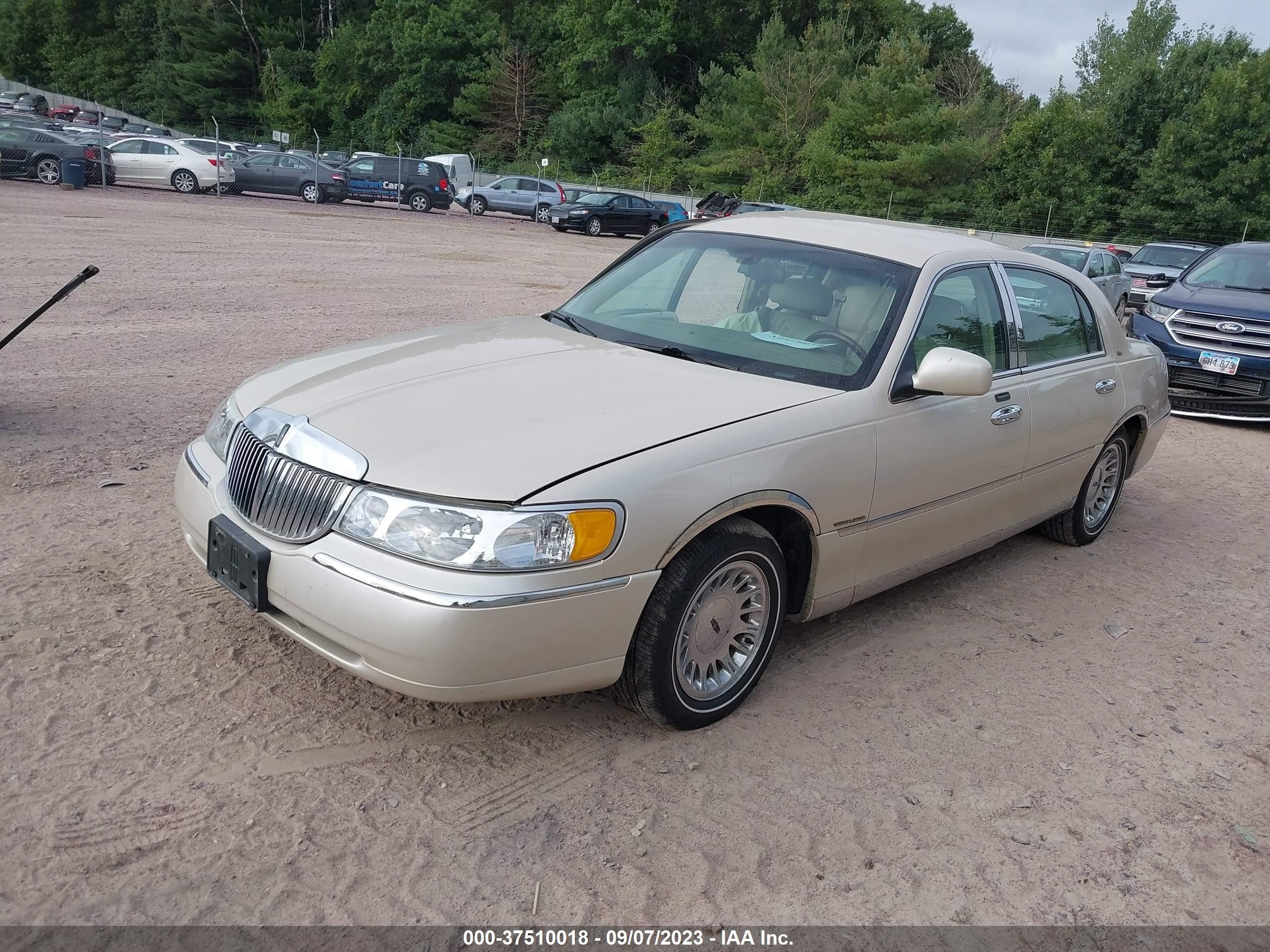 Photo 1 VIN: 1LNHM83W71Y718598 - LINCOLN TOWN CAR 