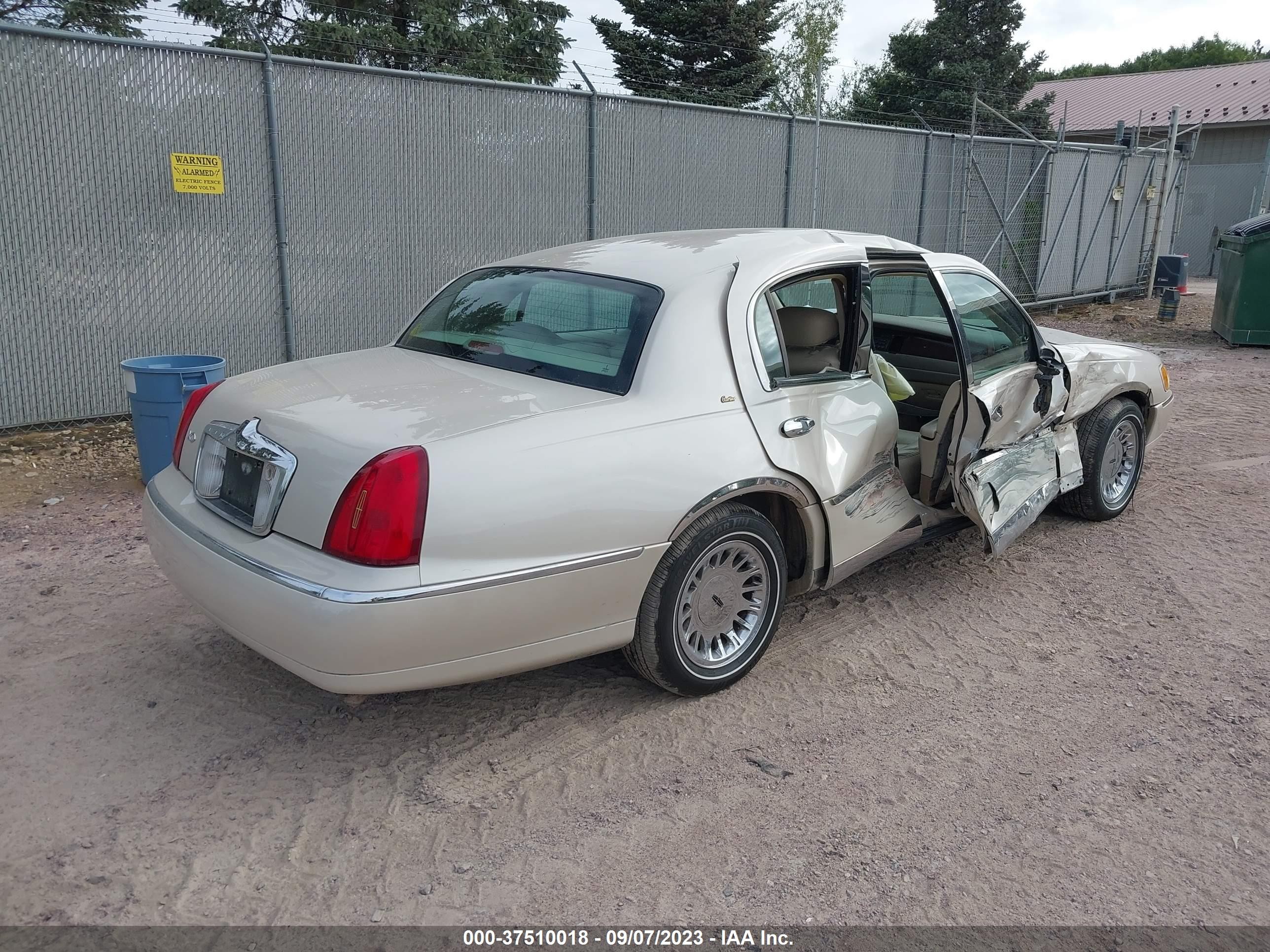 Photo 3 VIN: 1LNHM83W71Y718598 - LINCOLN TOWN CAR 