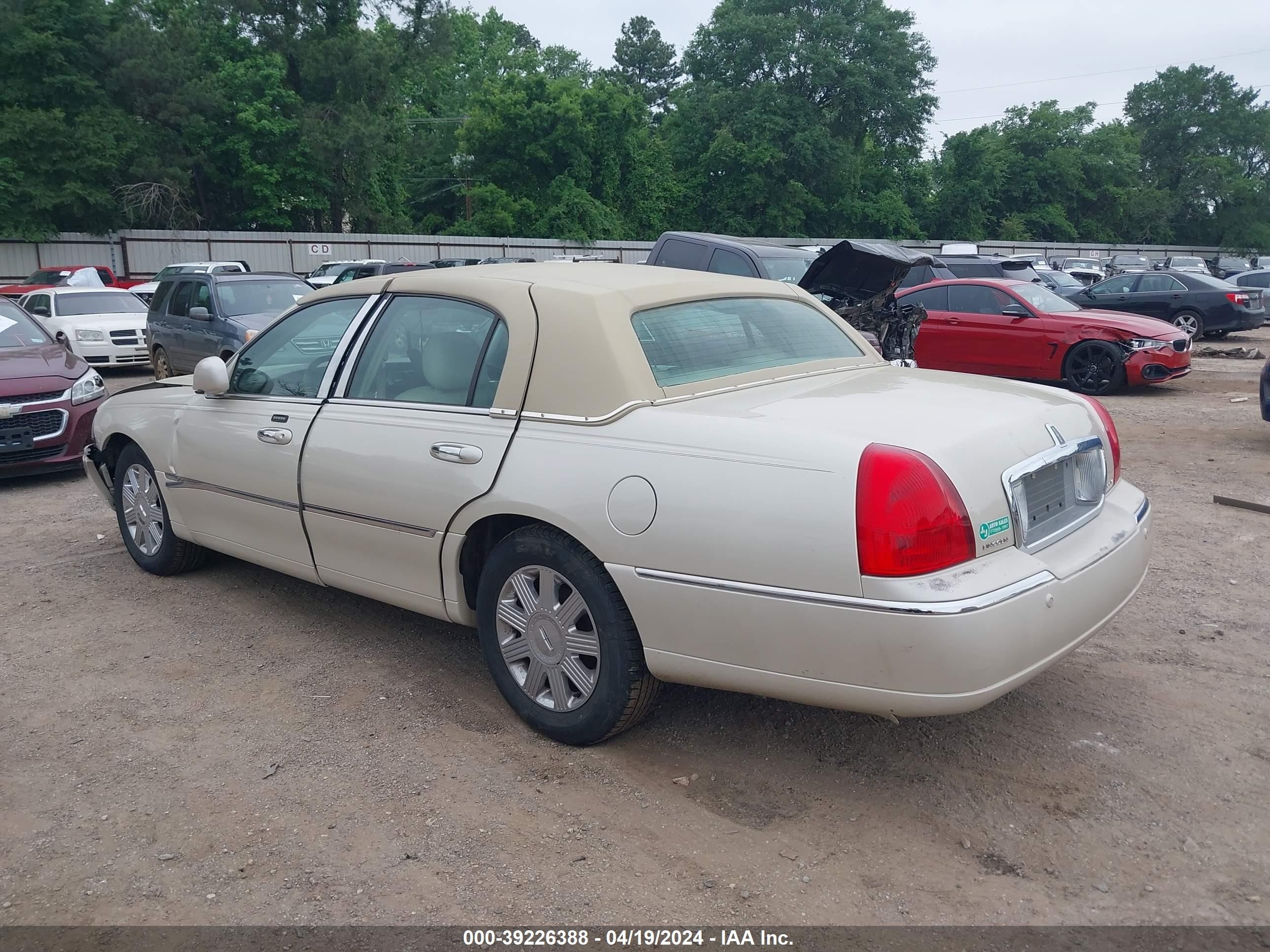 Photo 2 VIN: 1LNHM83W73Y606502 - LINCOLN TOWN CAR 