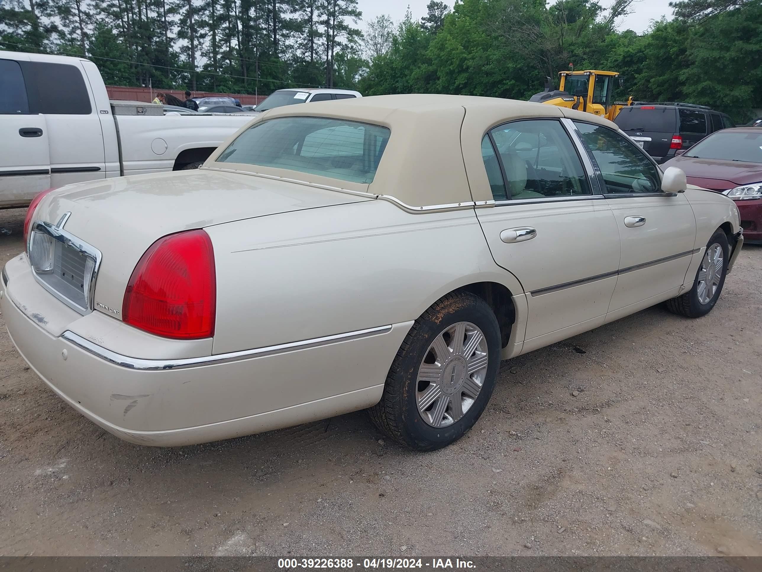 Photo 3 VIN: 1LNHM83W73Y606502 - LINCOLN TOWN CAR 