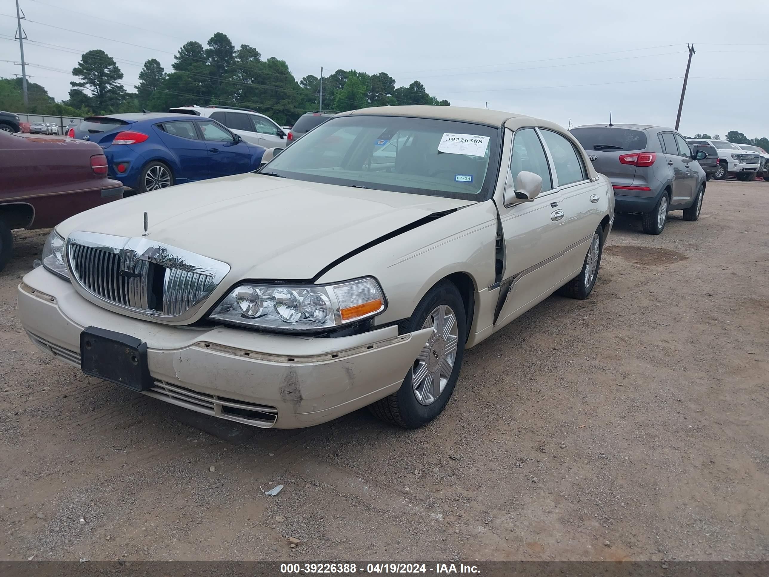 Photo 5 VIN: 1LNHM83W73Y606502 - LINCOLN TOWN CAR 